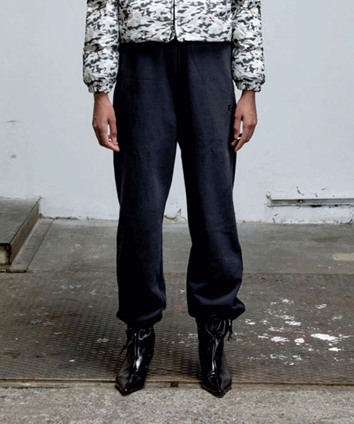 에르에르(ERER) Embroidered Detail Sweatpants Charcoal