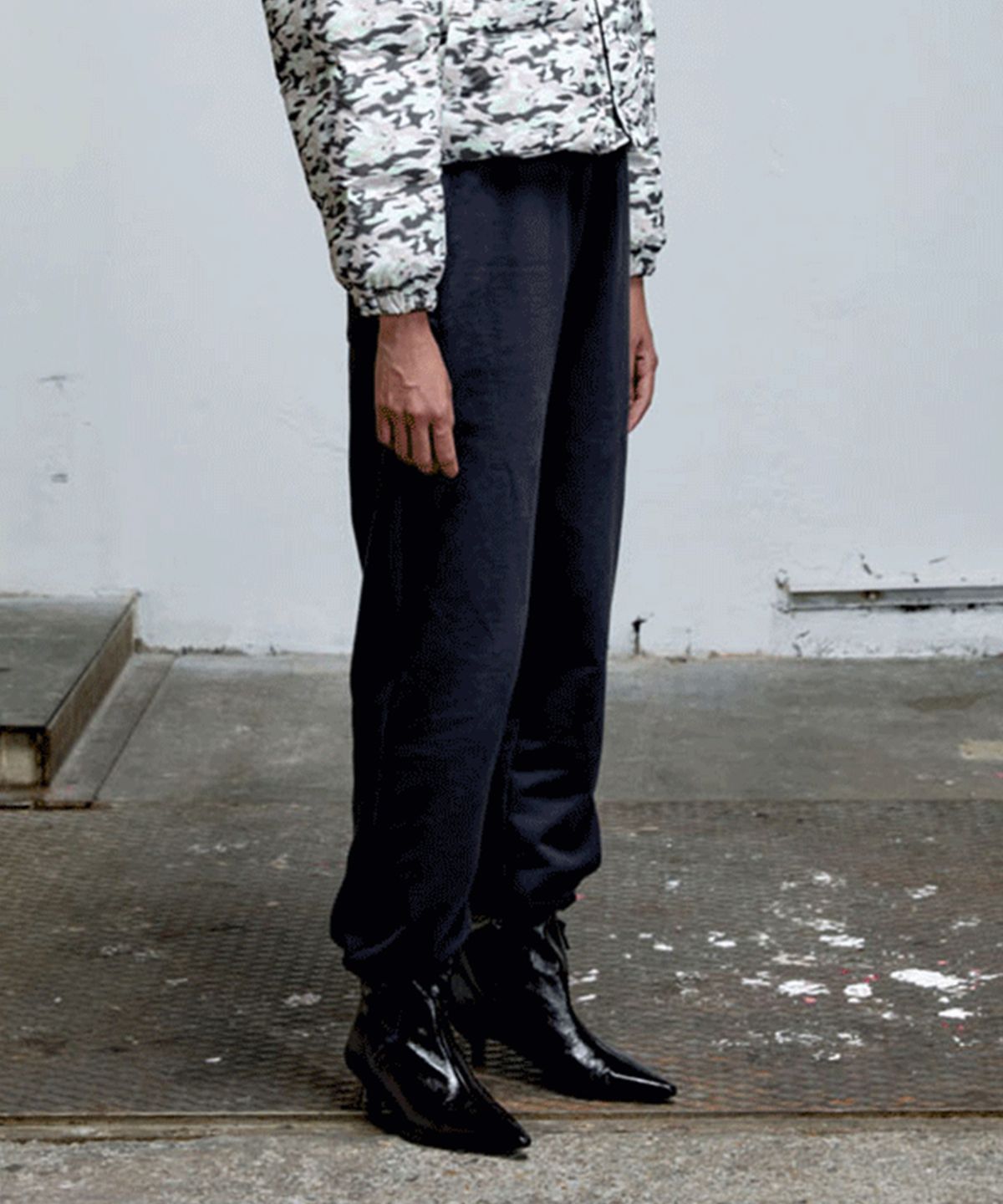 에르에르(ERER) Embroidered Detail Sweatpants Charcoal