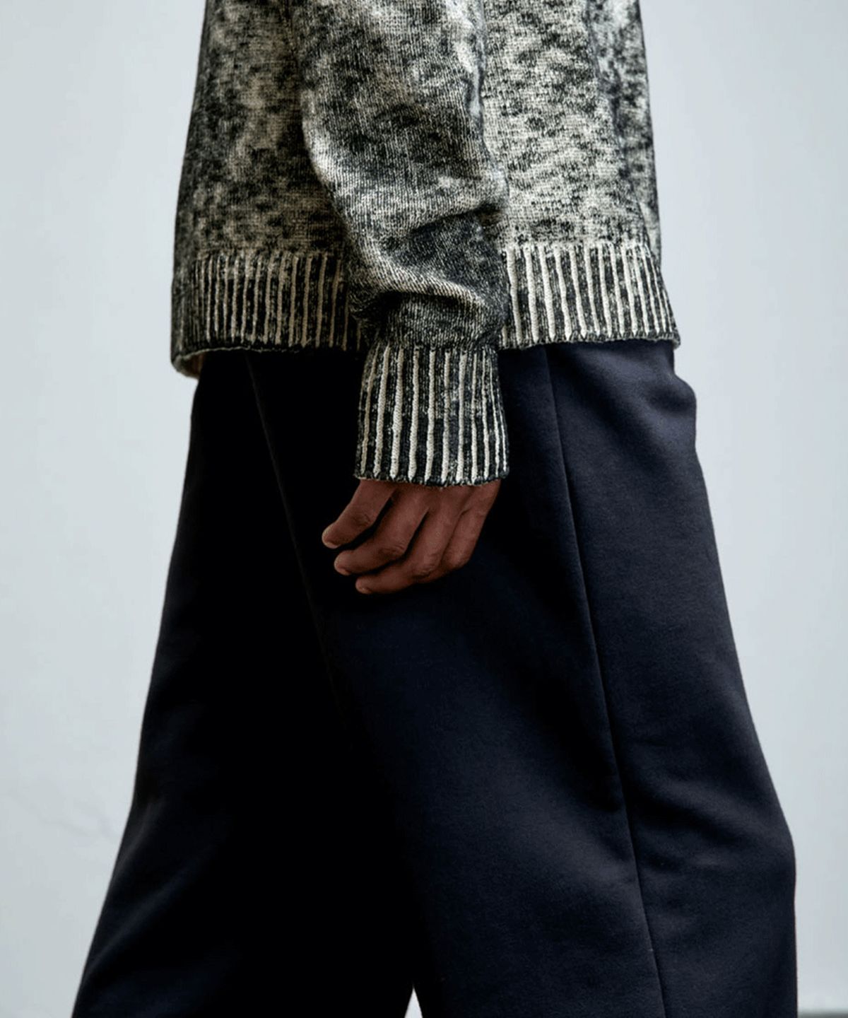 에르에르(ERER) Embroidered Detail Sweatpants Charcoal