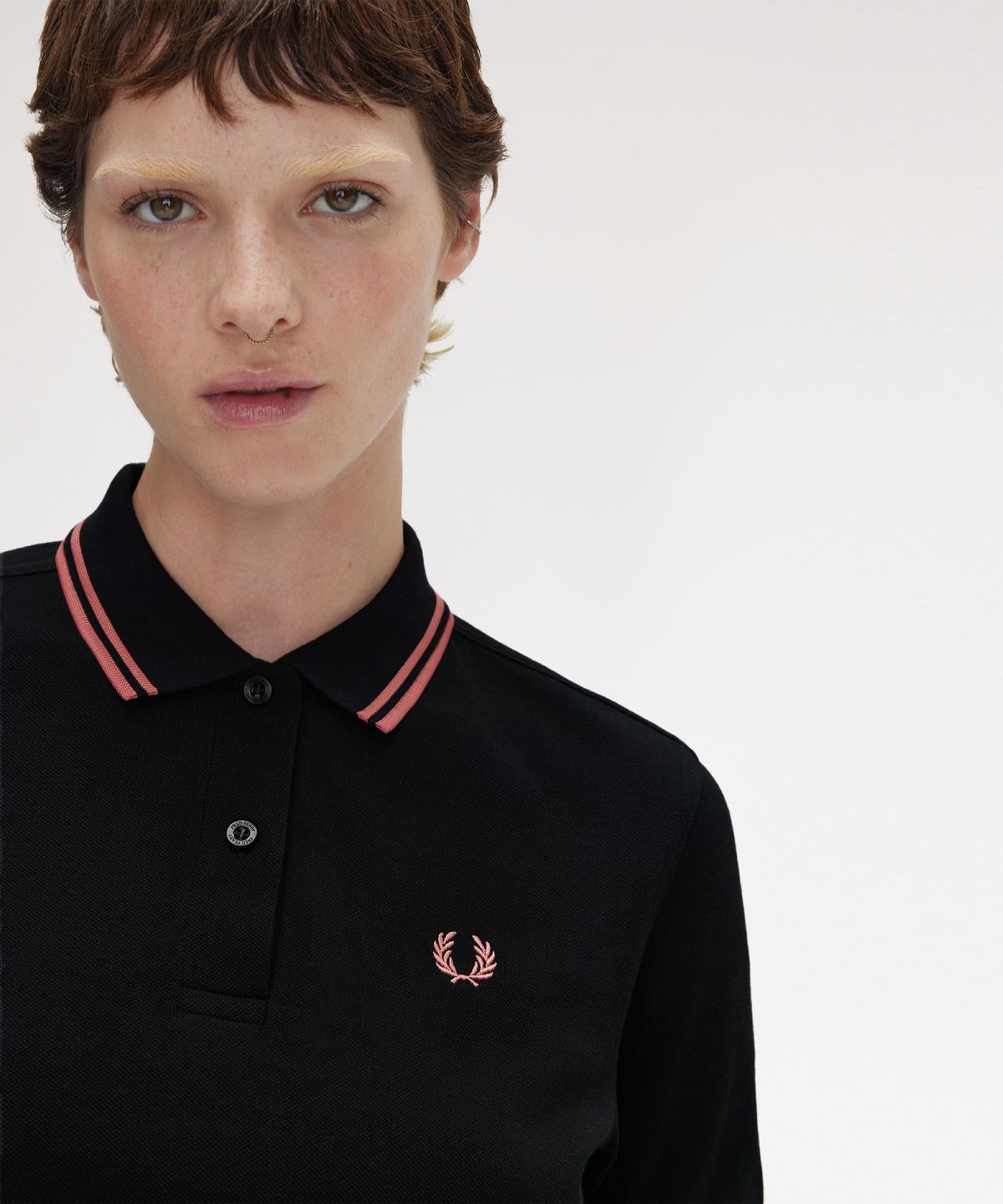 프레드페리(FRED PERRY) [G3600] 여성 트윈 팁 프레드페리 셔츠 - 블랙/퍼티 핑크 AFPF2513600-Z11