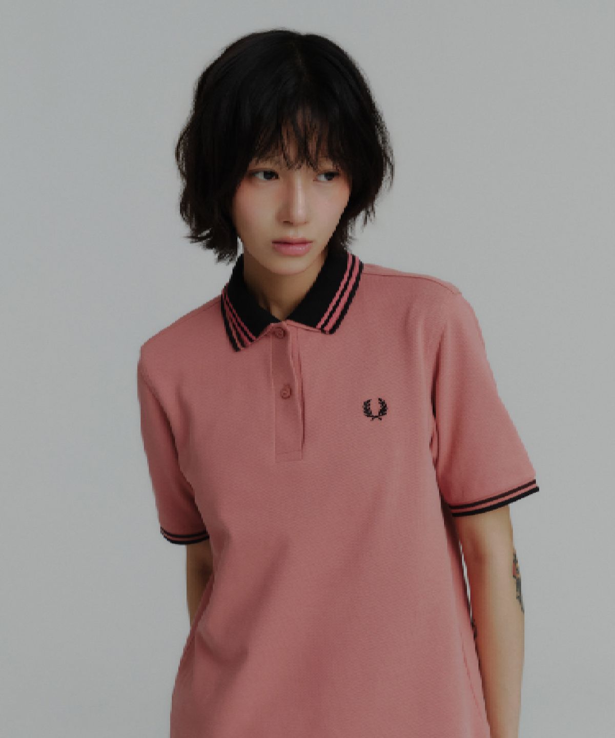 프레드페리(FRED PERRY) [G3600] 여성 트윈 팁 프레드페리 셔츠 - 퍼티 핑크/캐링턴로드브릭/블랙 AFPF2513600-Z10