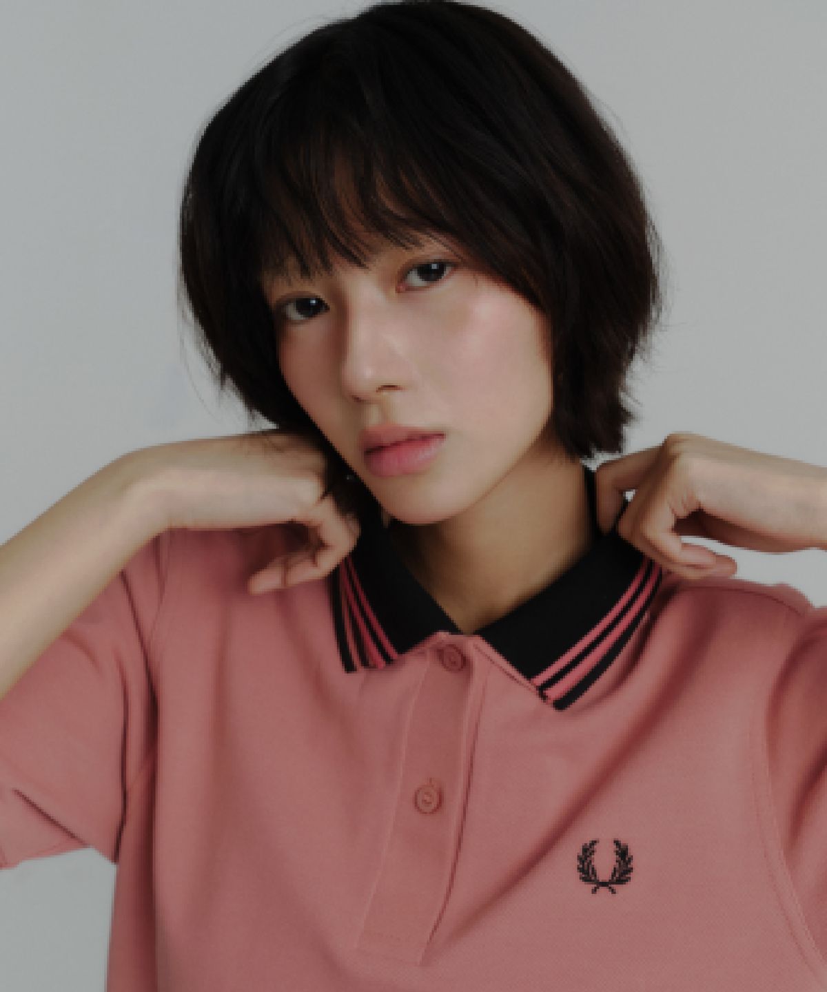 프레드페리(FRED PERRY) [G3600] 여성 트윈 팁 프레드페리 셔츠 - 퍼티 핑크/캐링턴로드브릭/블랙 AFPF2513600-Z10