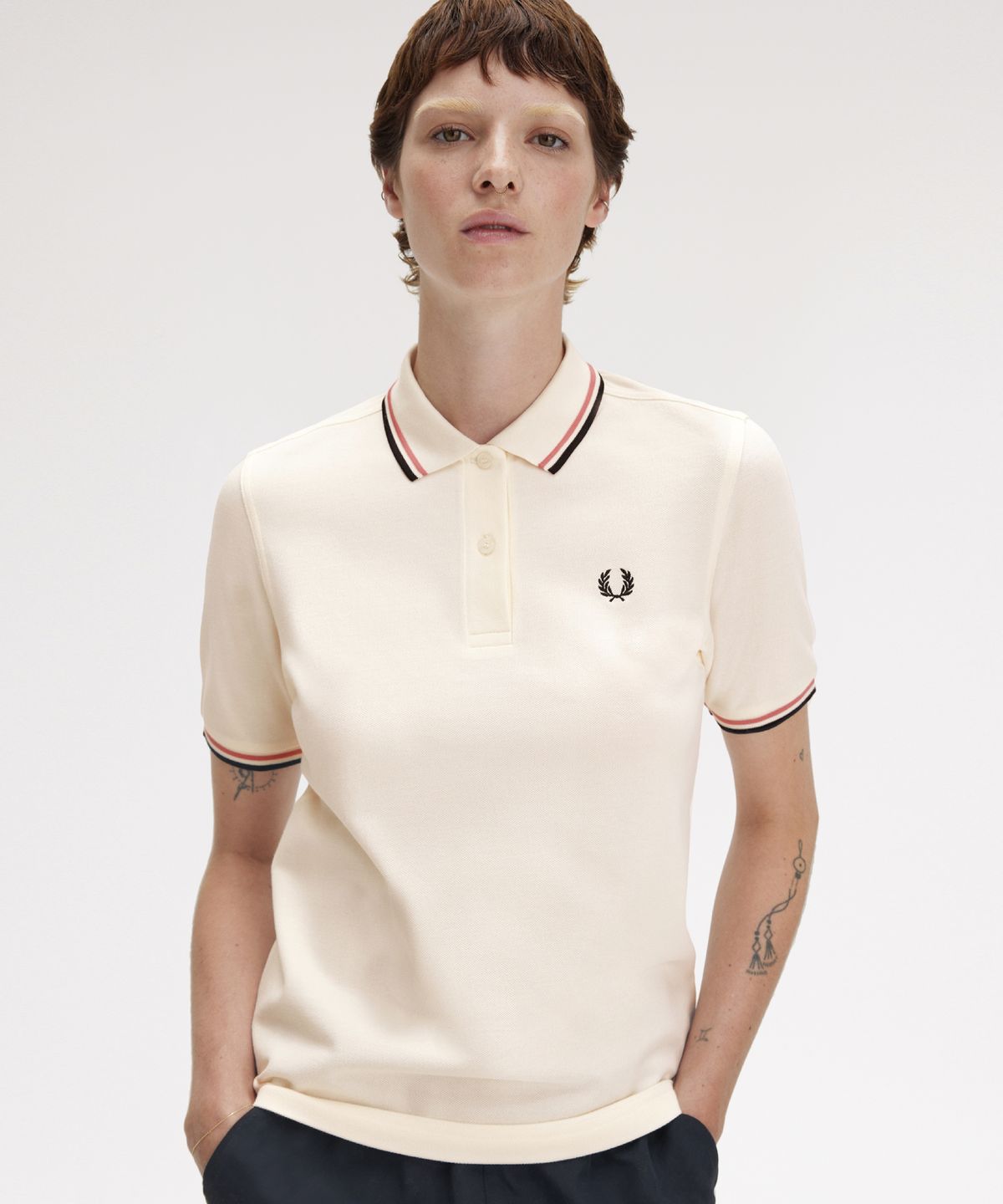 프레드페리(FRED PERRY) [G3600] 여성 트윈 팁 프레드페리 셔츠 - 라이트 에크루/퍼티 핑크/블랙 AFPF2513600-Z08