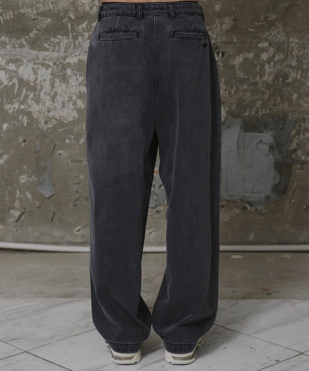 에르에르(ERER) Embroidered Detail Denim Pants Black