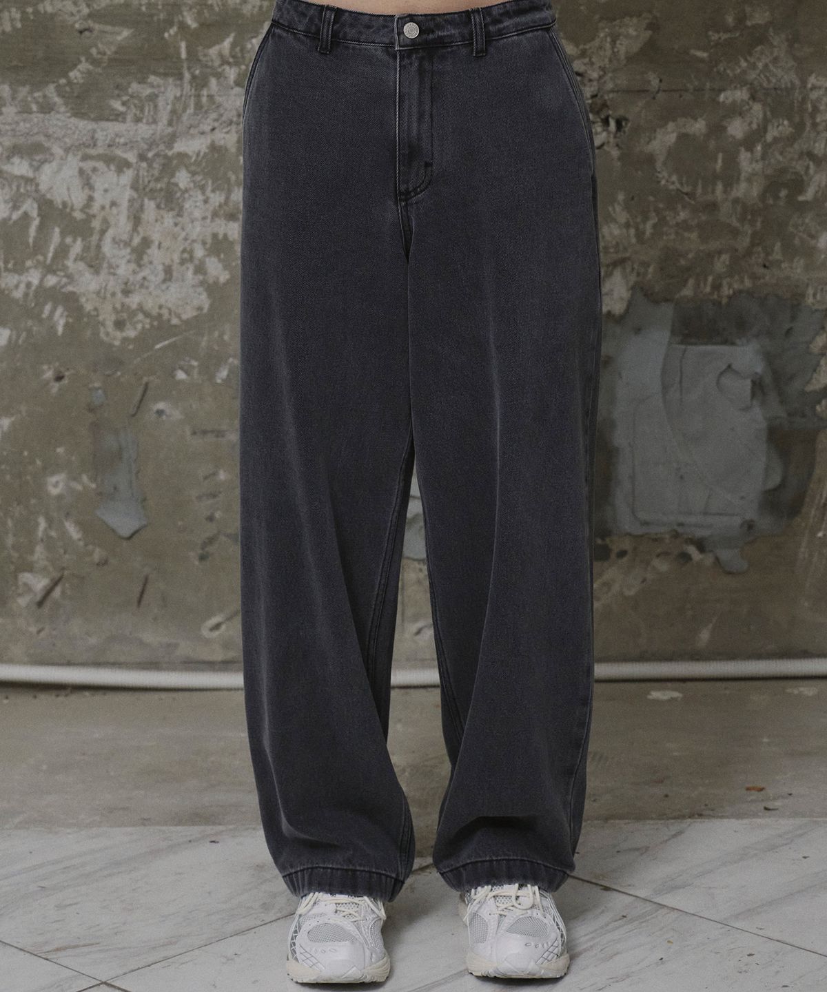 에르에르(ERER) Embroidered Detail Denim Pants Black