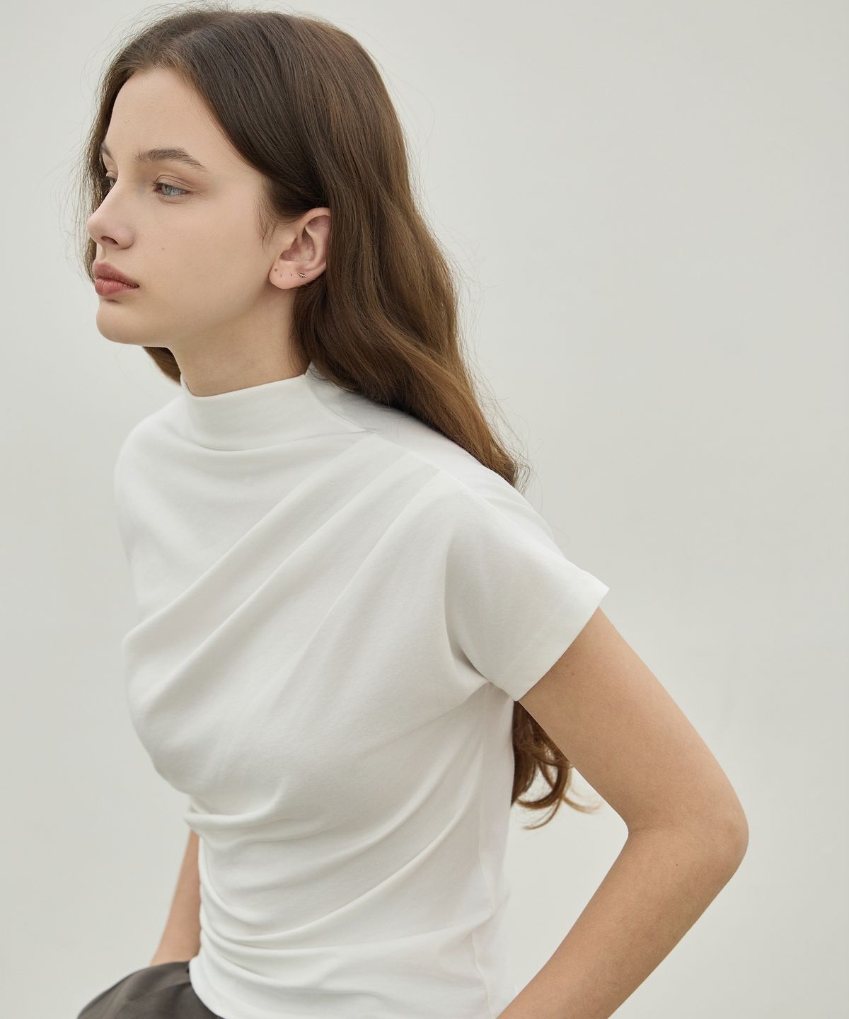 엘리오티(ELLIOTI) Mock Neck Draped Ts_2Color