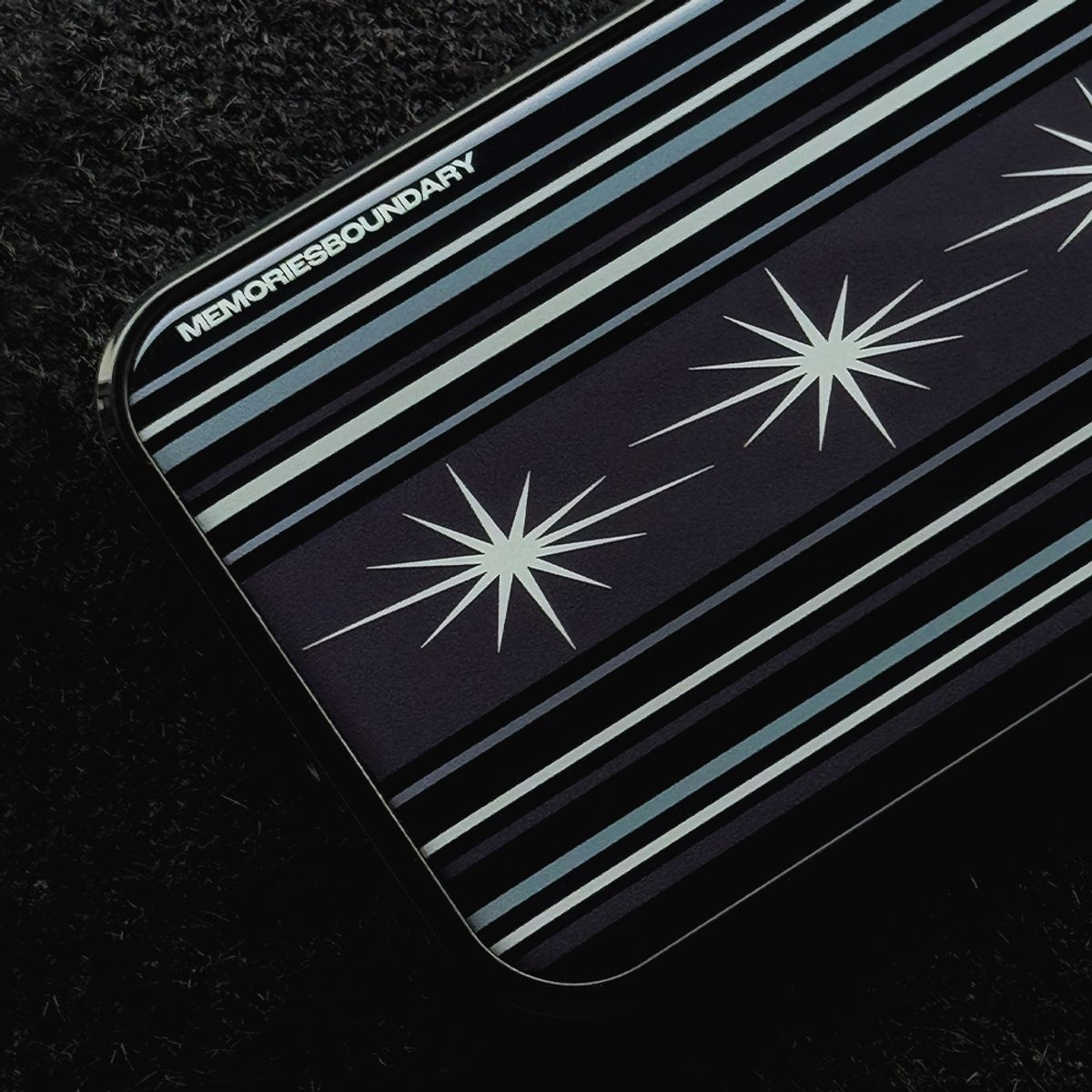 메모리즈바운더리(MEMORIESBOUNDARY) D.O.S Stripe Phone Case (Obsidian Gray Purple)