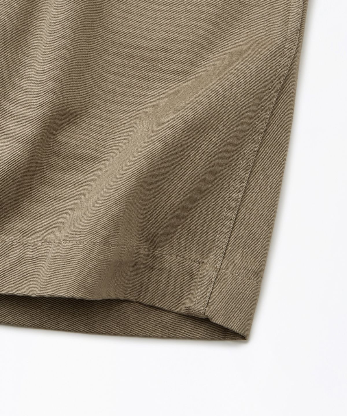 아웃스탠딩(OUTSTANDING) OFFICER CHINO SHORTS_KHAKI