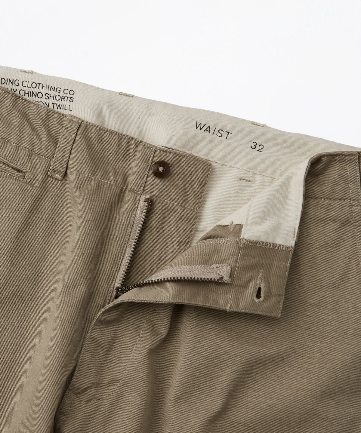 아웃스탠딩(OUTSTANDING) OFFICER CHINO SHORTS_KHAKI