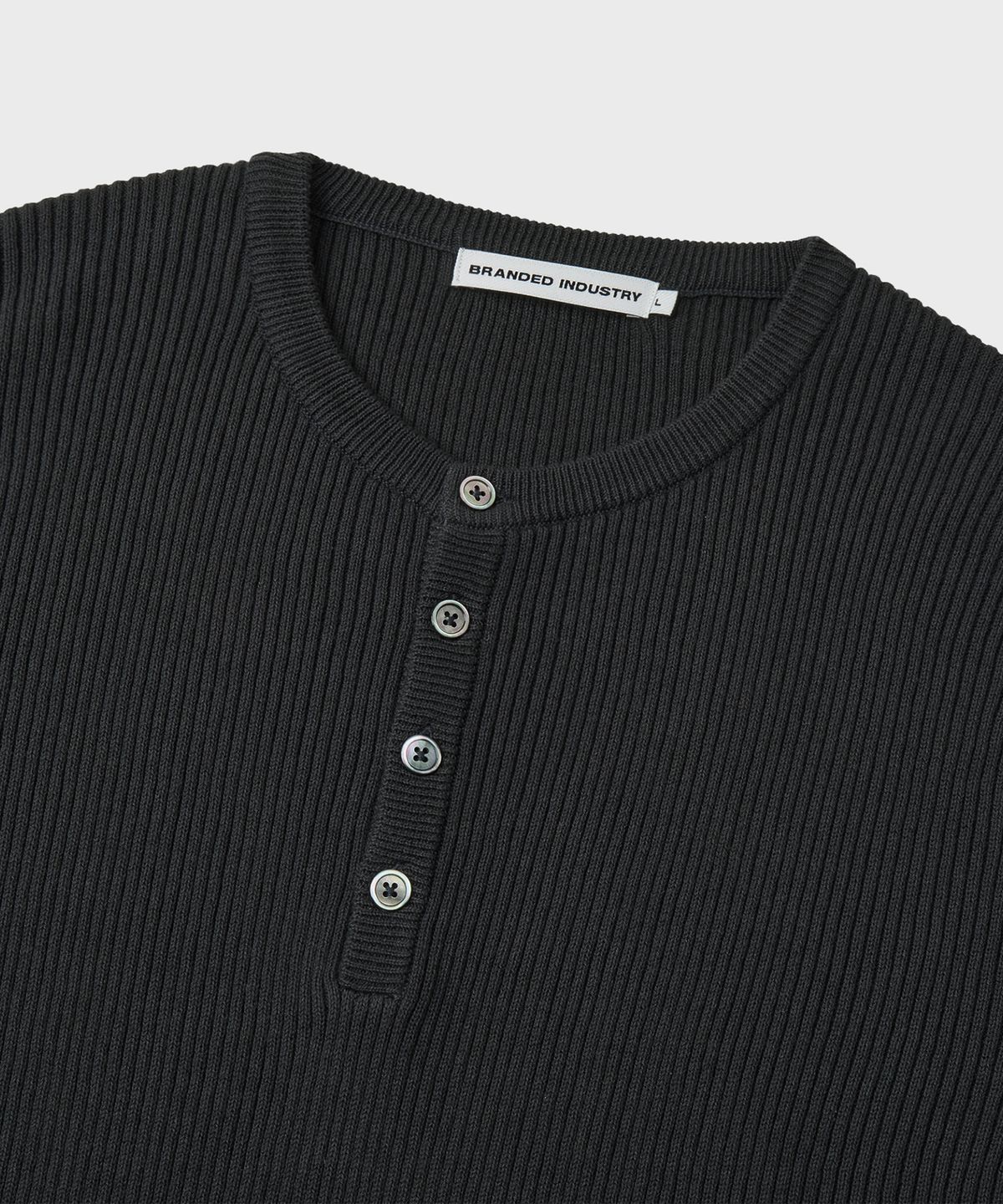 브랜디드(BRANDED) HARD TWIST RIBBED HENLEY NECK KNIT [GRAPHITE]