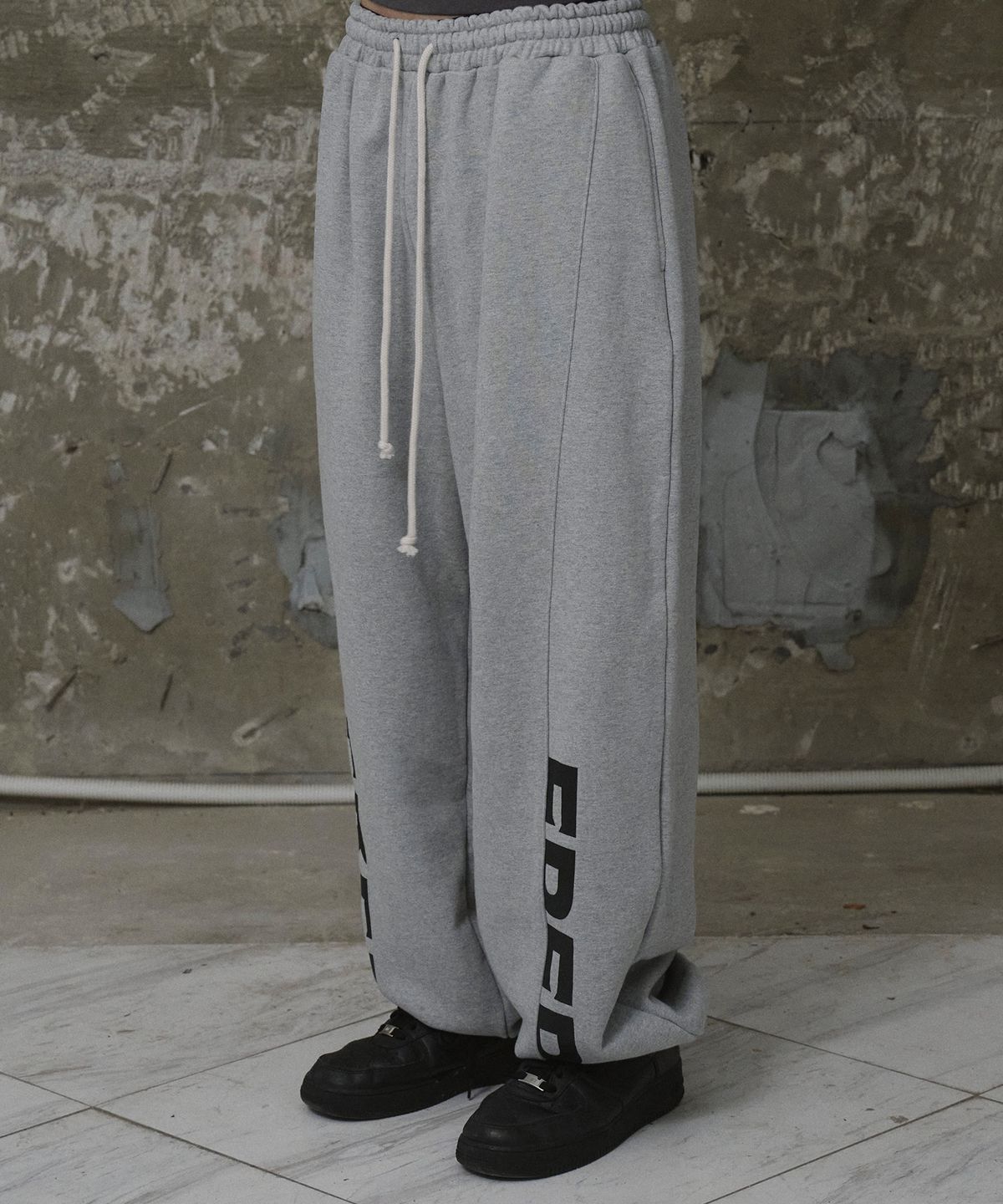 에르에르(ERER) Cutout Detail Sweatpants Gray