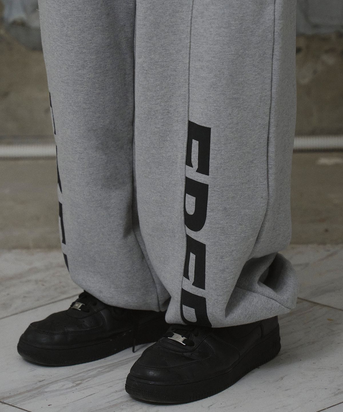 에르에르(ERER) Cutout Detail Sweatpants Gray