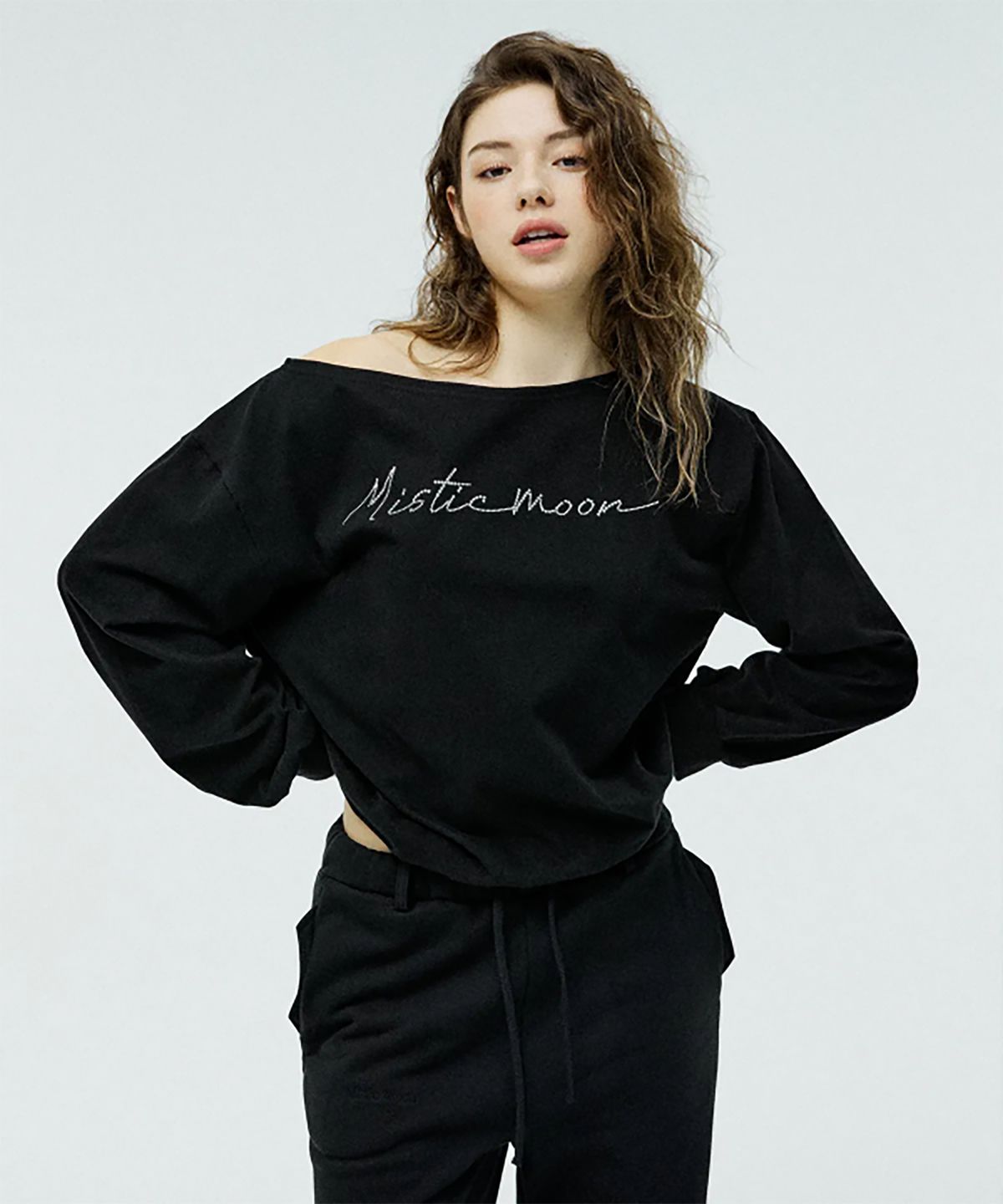 미스틱문(MISTIC MOON) 루미에르 큐빅 오프숄더 맨투맨 티셔츠 [black]