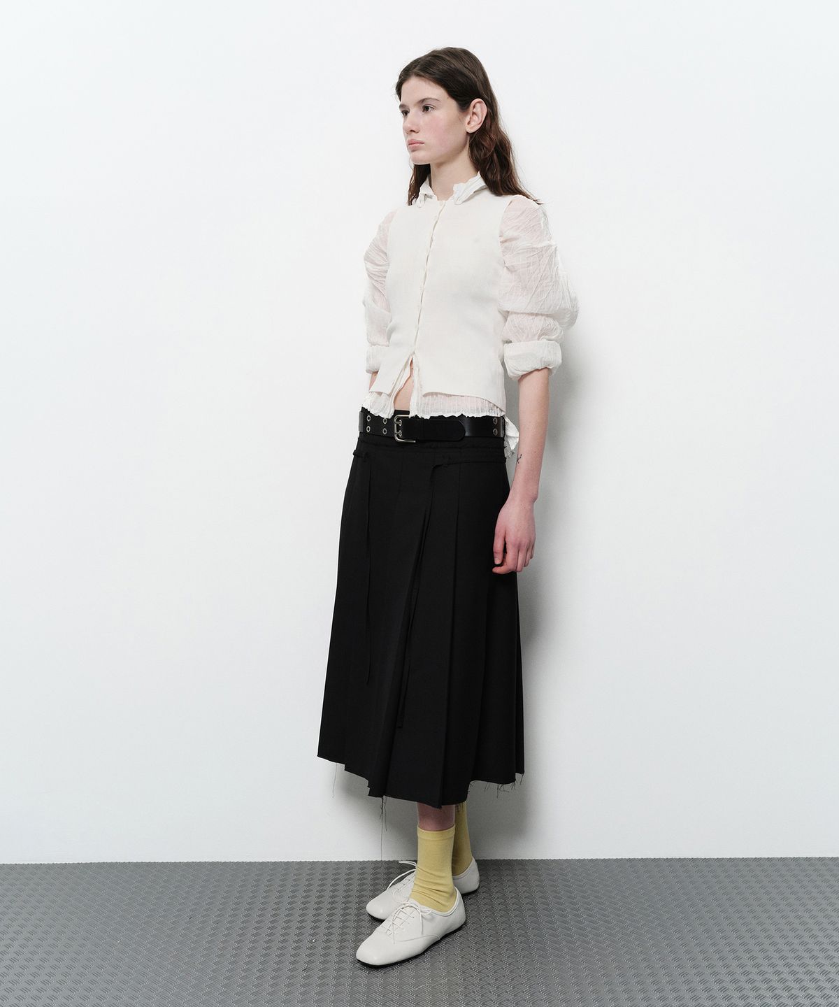 다이애그널(DIAGONAL) FLOWER BUTTON KNIT VEST (ivory)