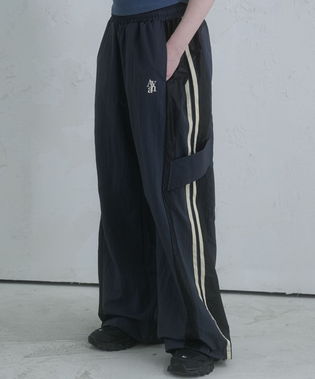 어반드레스(AVANDRESS) Local Nylon Pants - 2COL