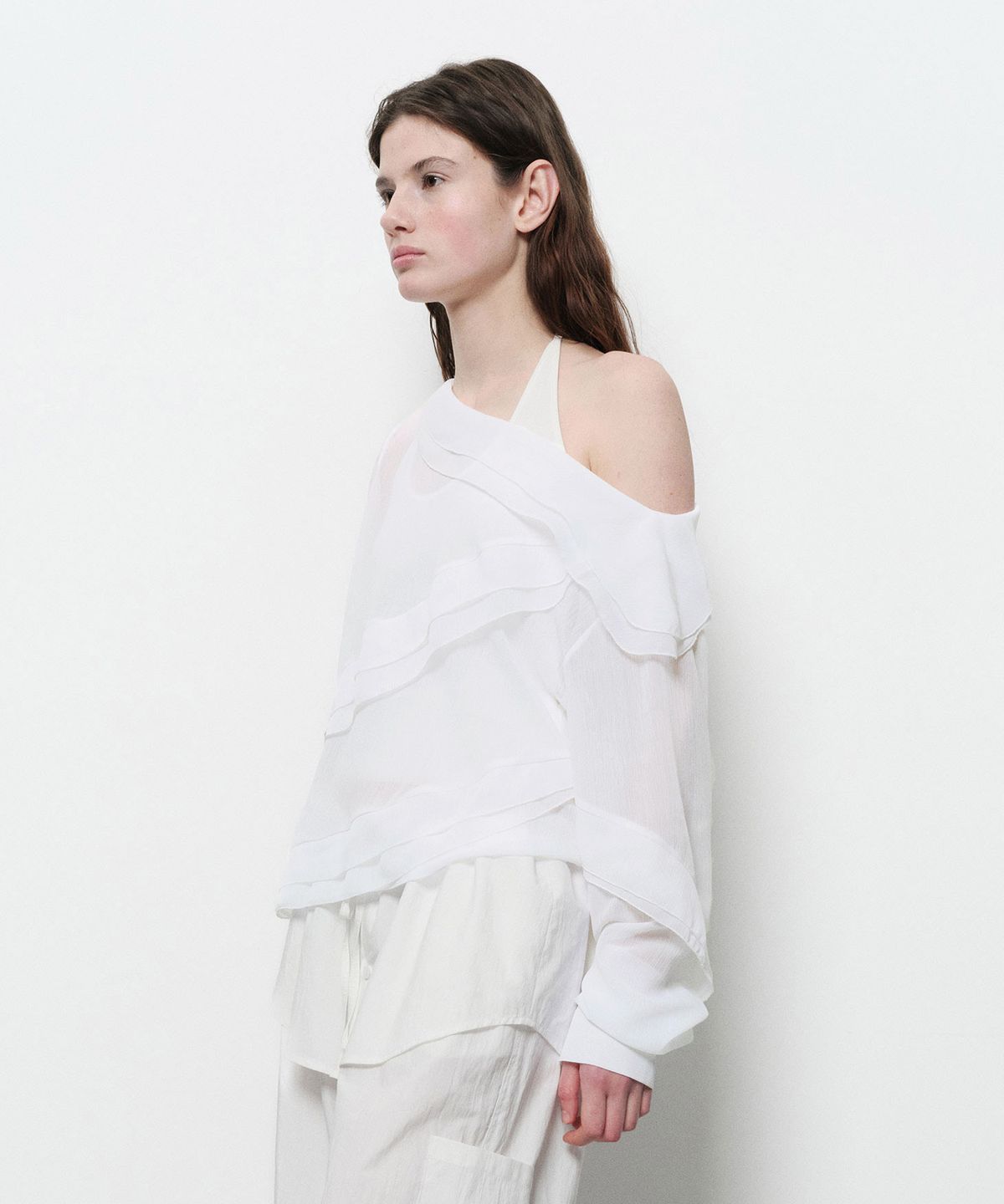 다이애그널(DIAGONAL) RUFFLE OFF SHOULDER BLOUSE (ivory)
