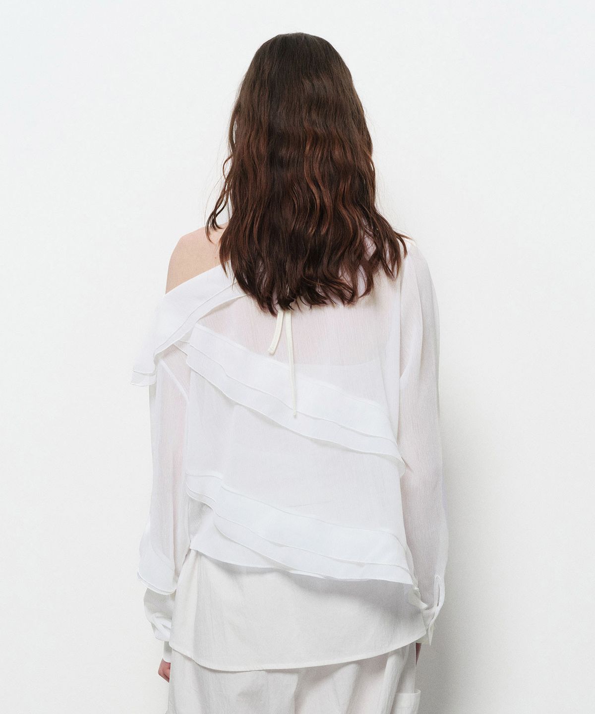 다이애그널(DIAGONAL) RUFFLE OFF SHOULDER BLOUSE (ivory)