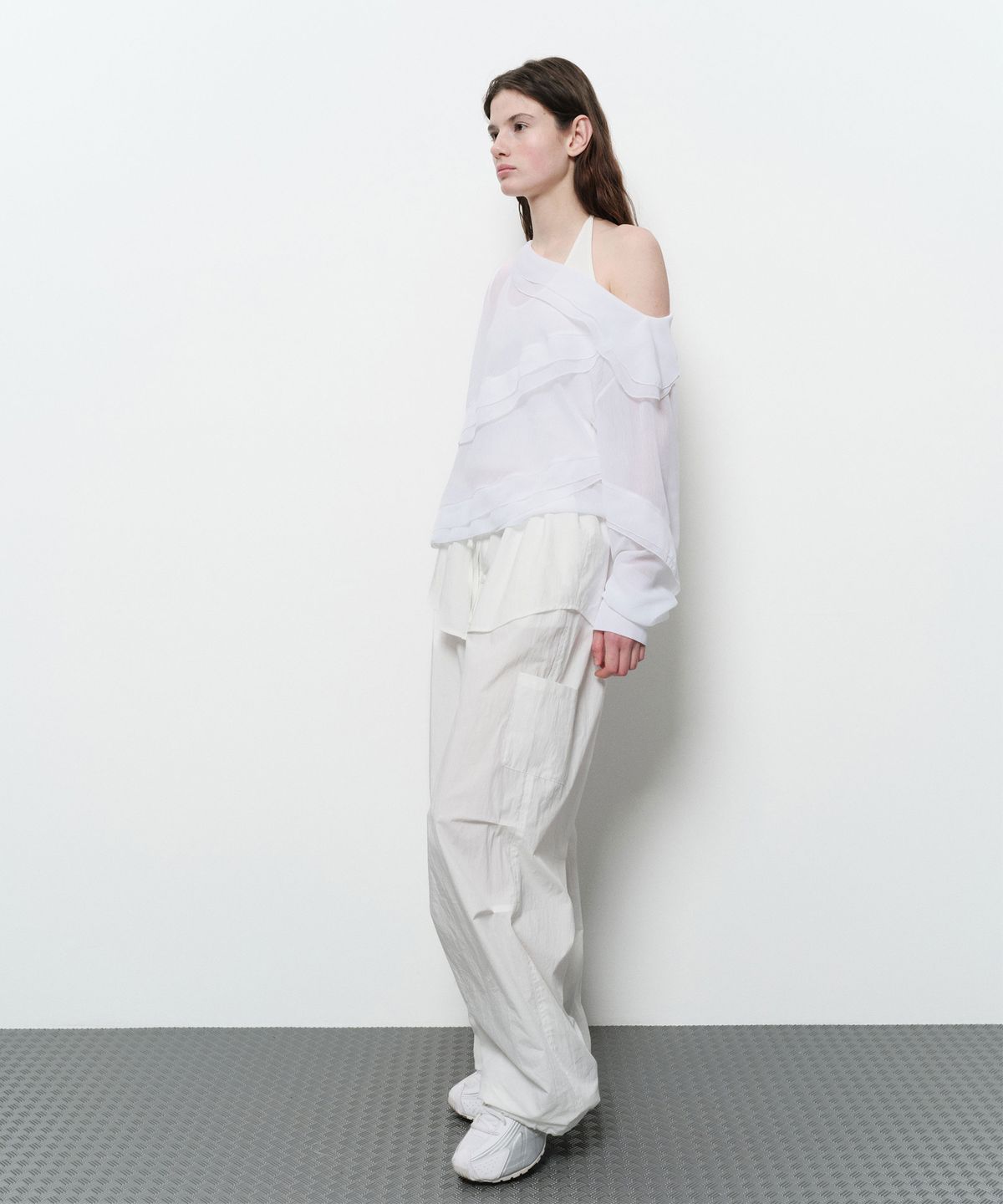 다이애그널(DIAGONAL) RUFFLE OFF SHOULDER BLOUSE (ivory)