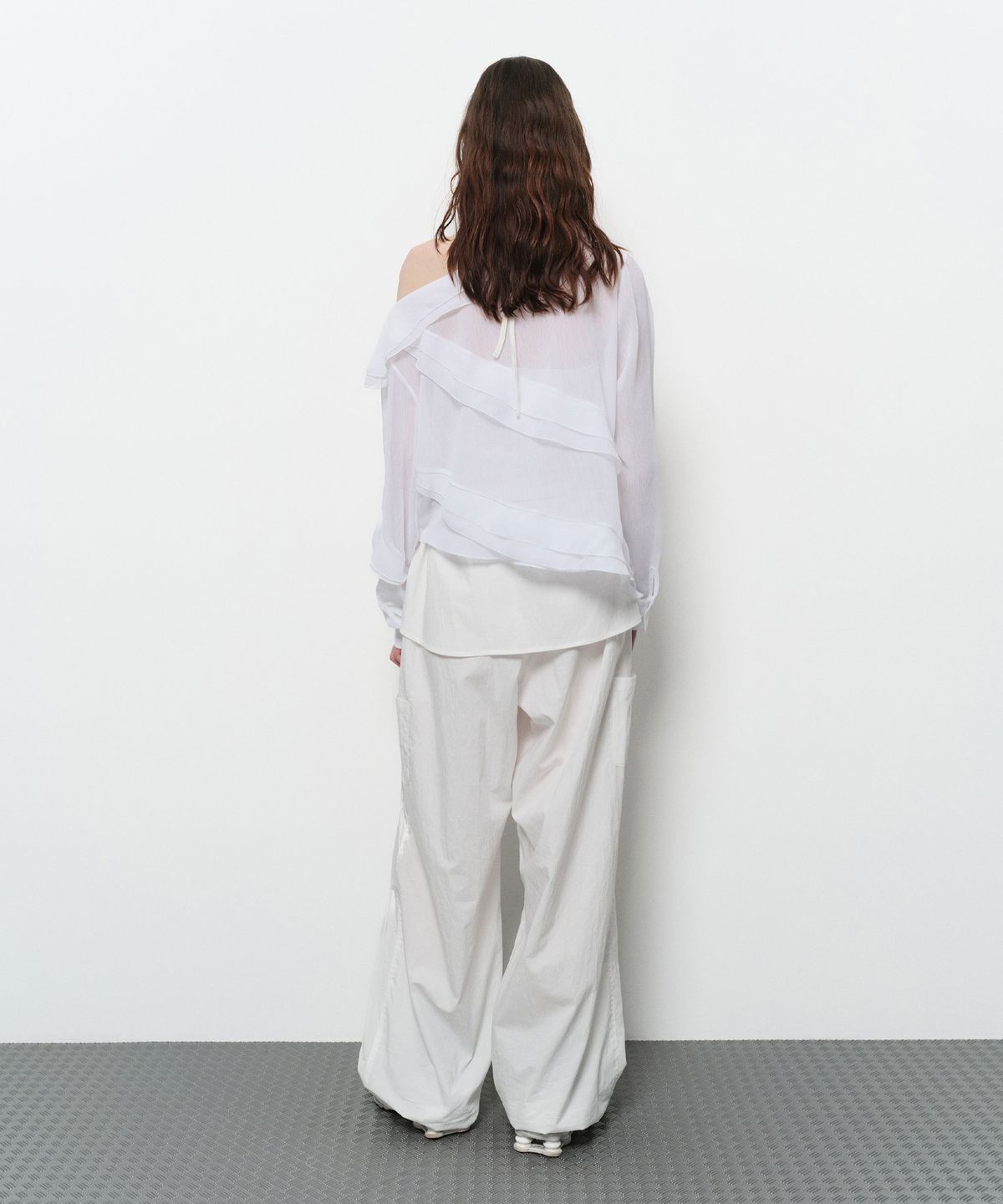 다이애그널(DIAGONAL) RUFFLE OFF SHOULDER BLOUSE (ivory)