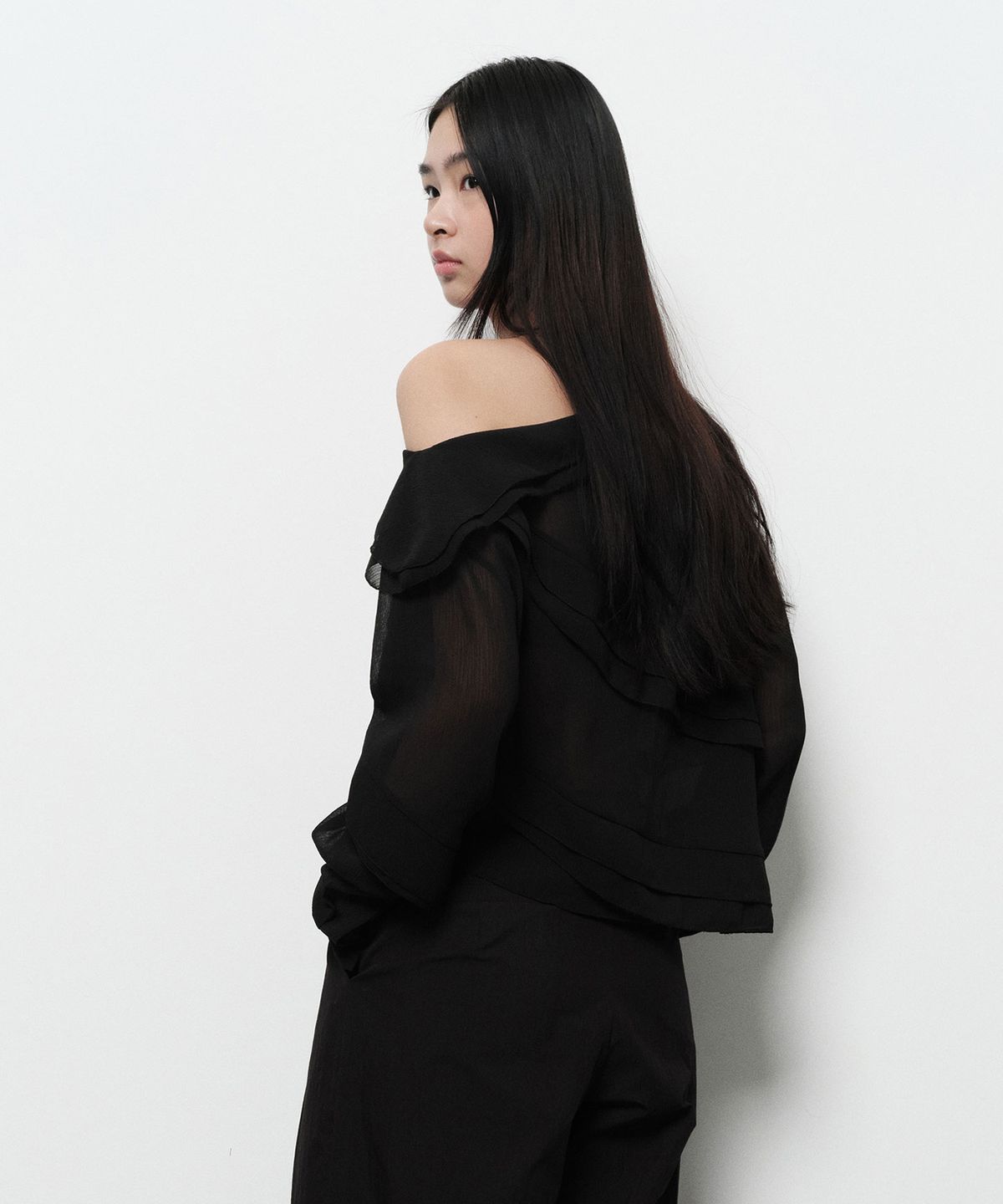 다이애그널(DIAGONAL) RUFFLE OFF SHOULDER BLOUSE (black)