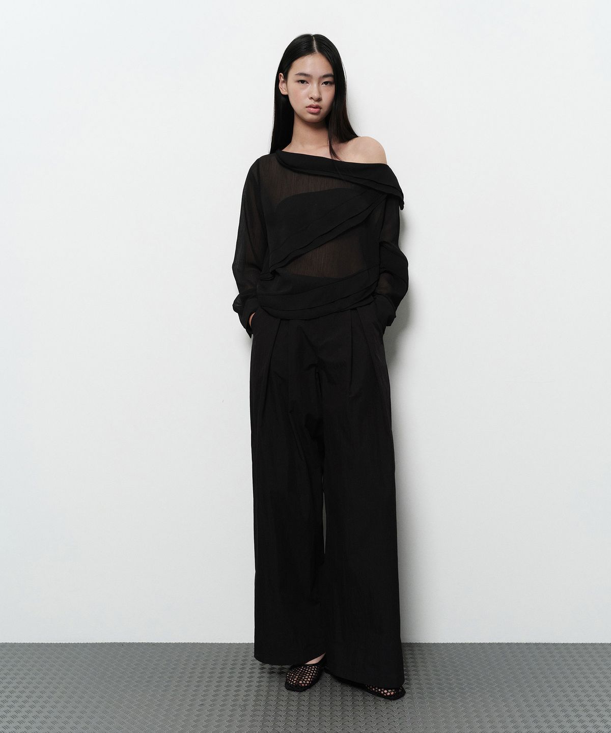 다이애그널(DIAGONAL) RUFFLE OFF SHOULDER BLOUSE (black)