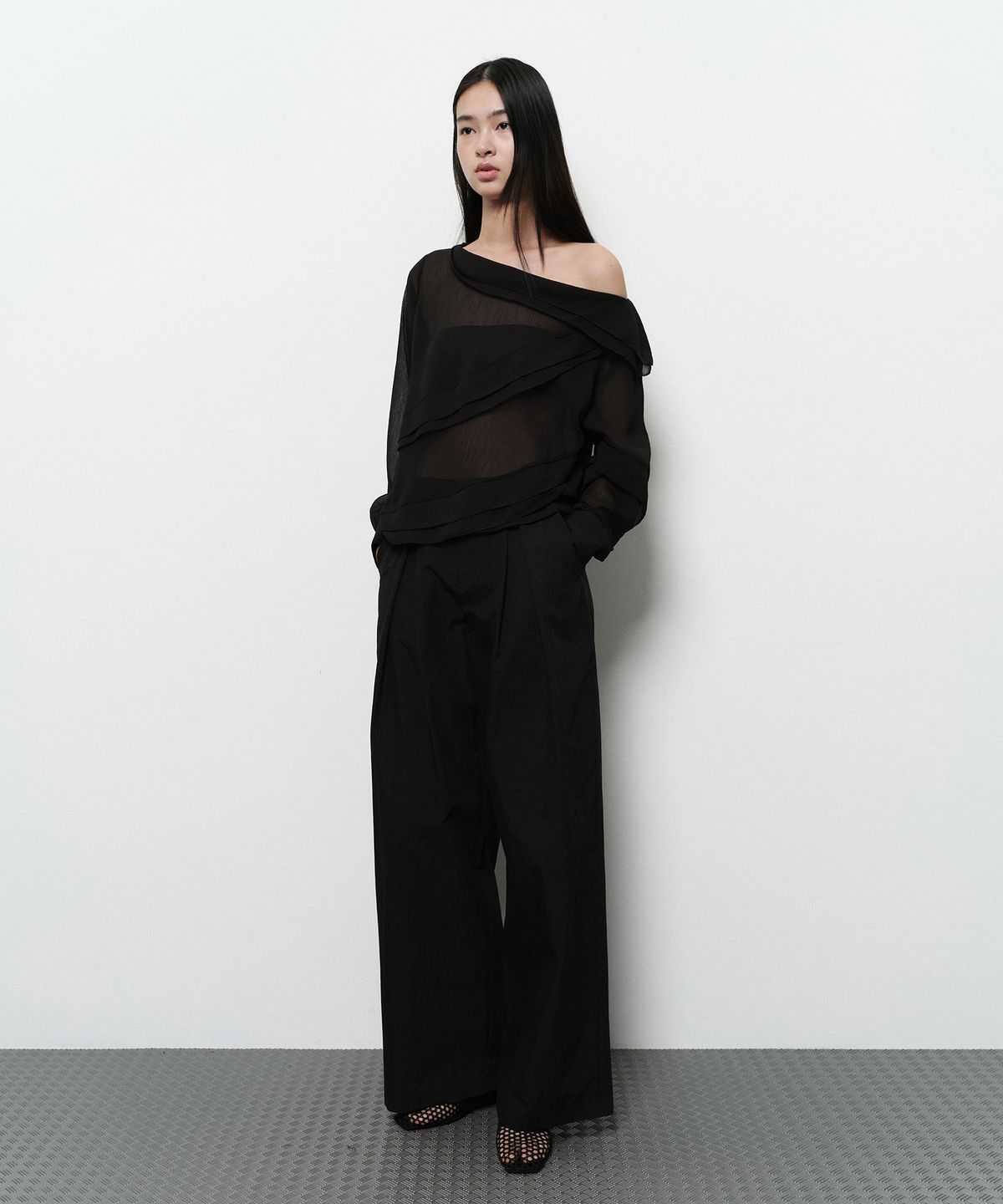 다이애그널(DIAGONAL) RUFFLE OFF SHOULDER BLOUSE (black)