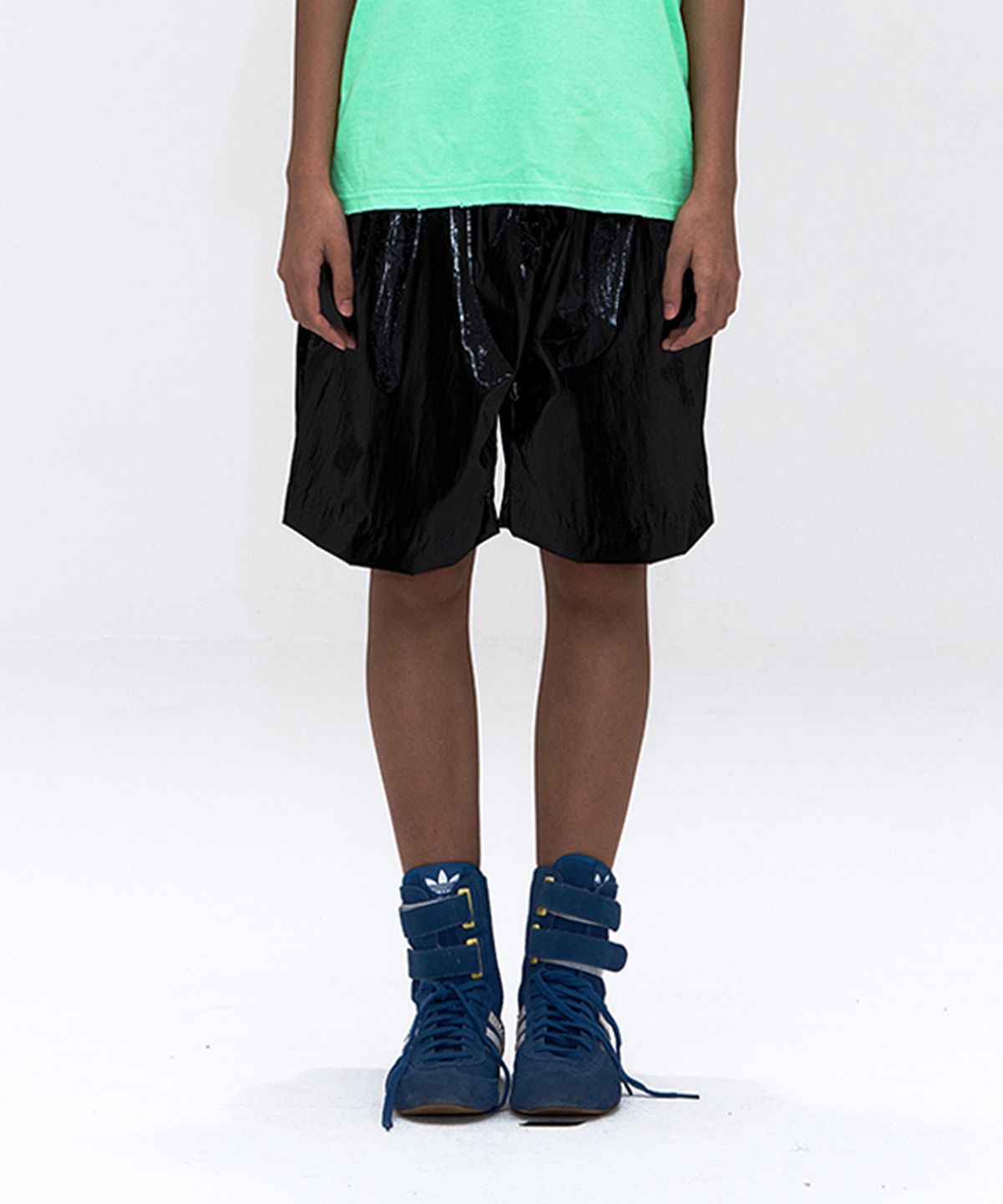 에르에르(ERER) Box-Pleat Faux Leather Shorts Black