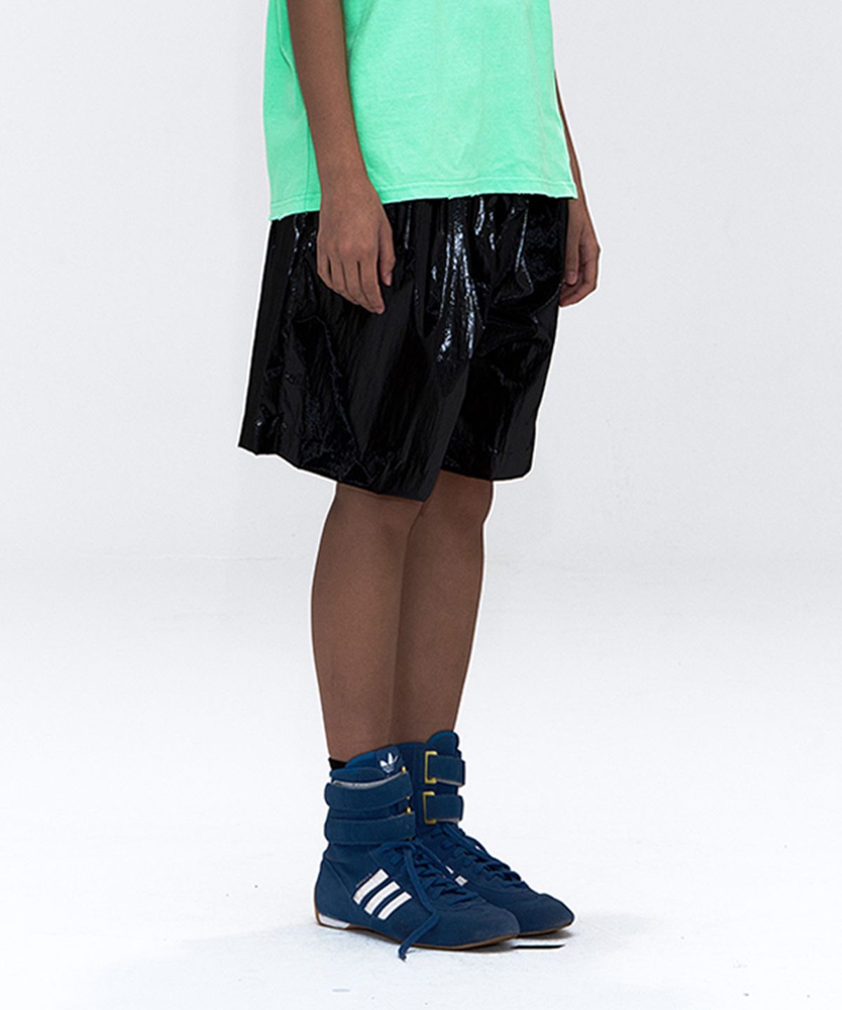 에르에르(ERER) Box-Pleat Faux Leather Shorts Black