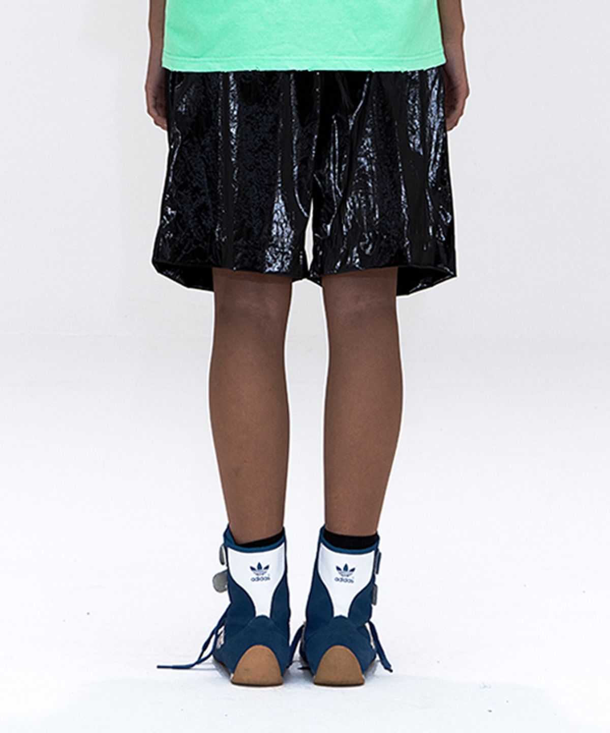 에르에르(ERER) Box-Pleat Faux Leather Shorts Black