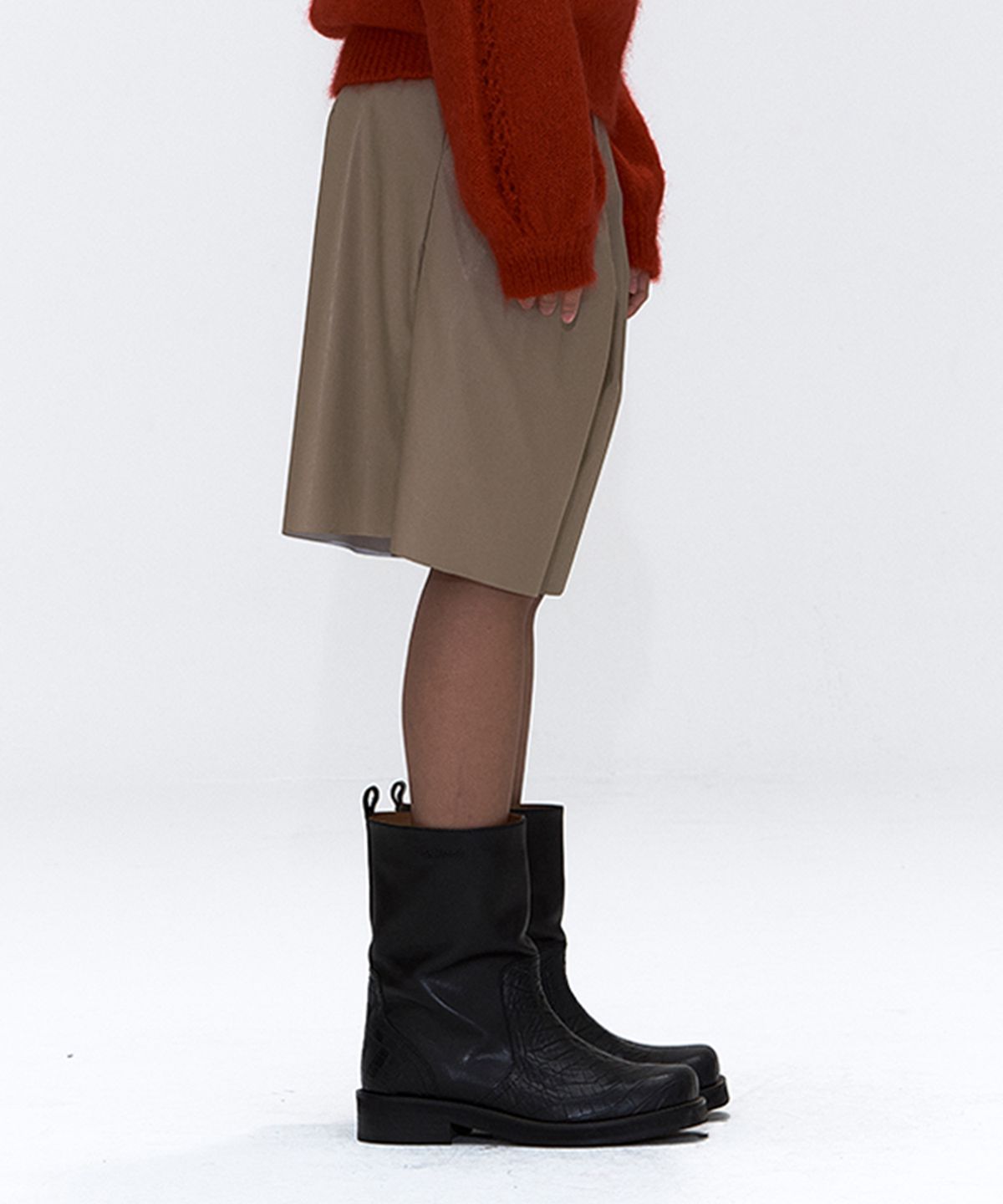 에르에르(ERER) Box-Pleat Faux Leather Shorts Beige