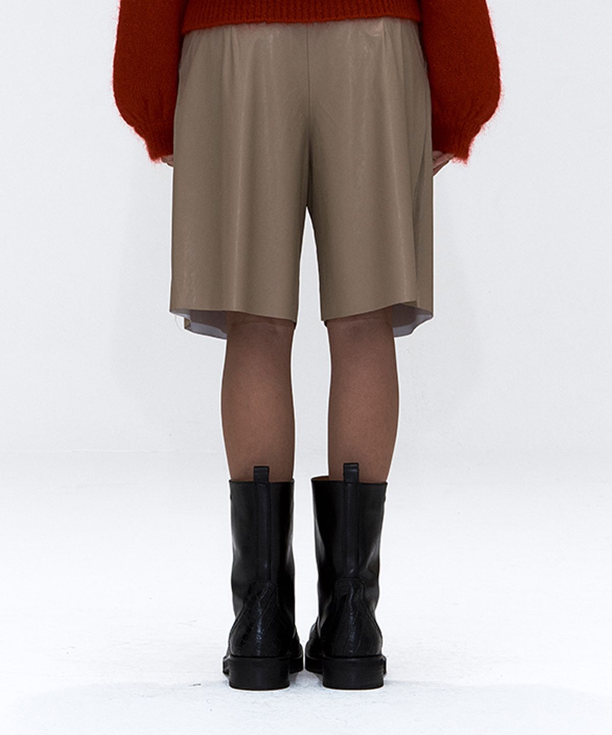 에르에르(ERER) Box-Pleat Faux Leather Shorts Beige