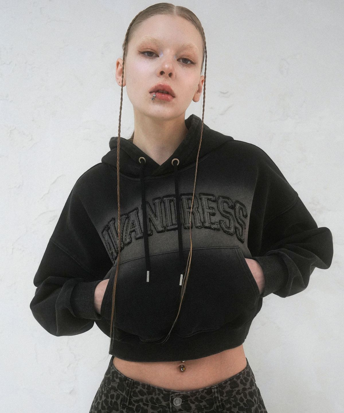 어반드레스(AVANDRESS) Salt Applique Crop Hoody - 2COL