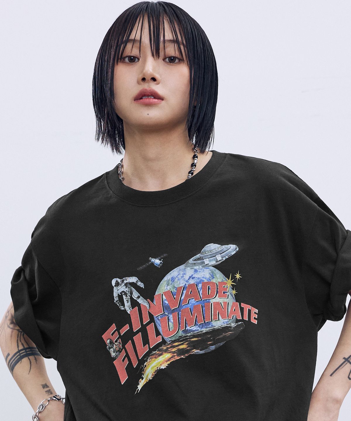필루미네이트(FILLUMINATE) 스페이스 그래픽 티셔츠-블랙