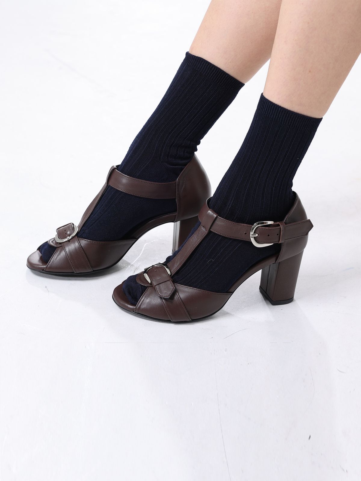 슈바이초이(SHOEBYCHOI) 피프 토우 티-바 샌들 힐(7cm)_초코브라운, 블랙