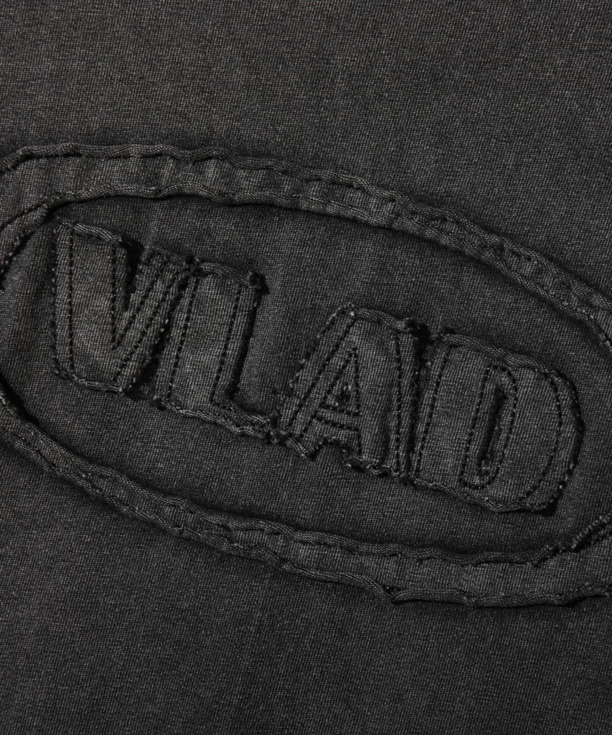 디미트리블랙(DIMITRI BLACK) VLAD 컷오프 아플리케 반팔 티셔츠_피그먼트 차콜
