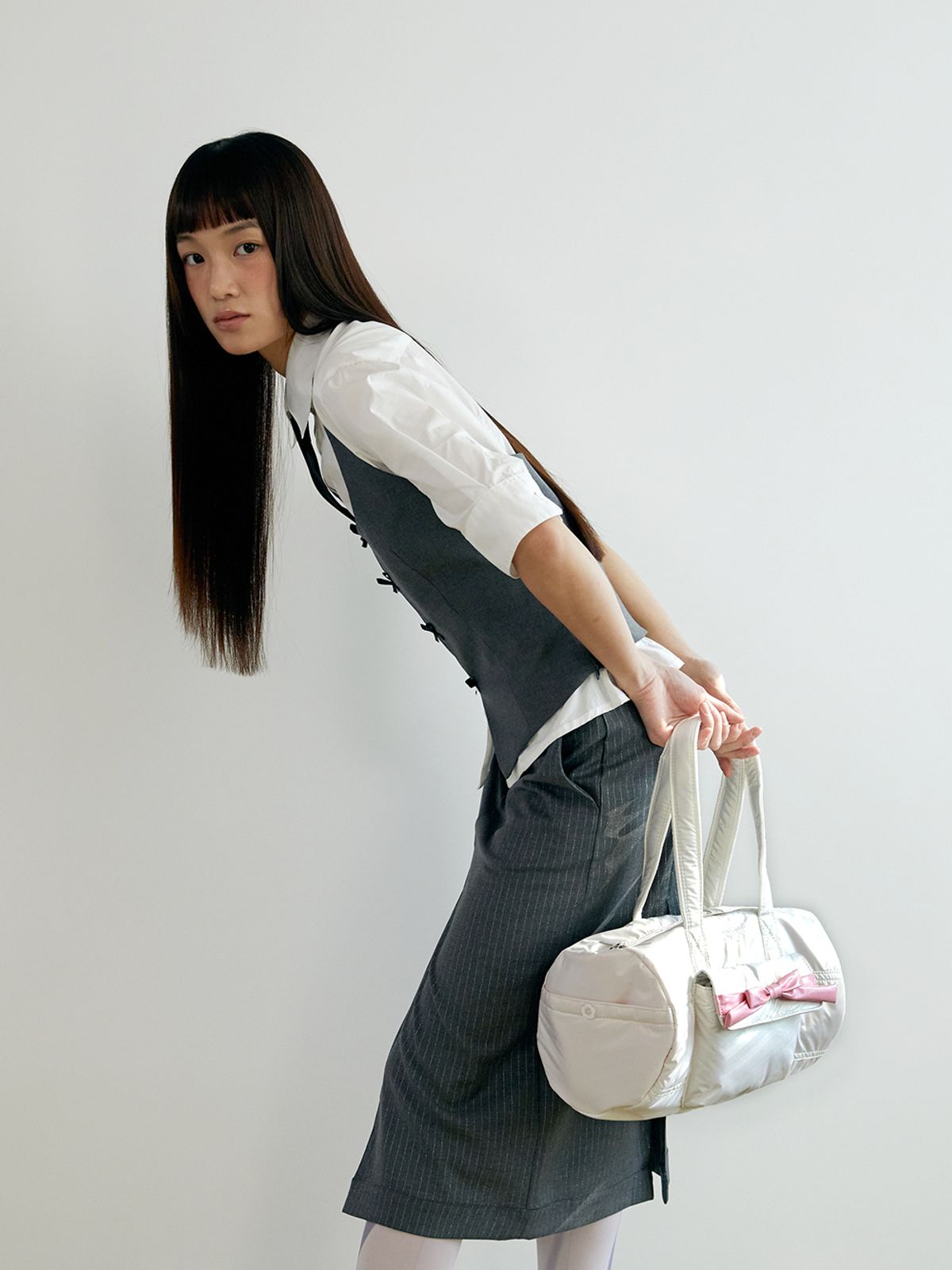 네프네프(NEFNEF) glossy ribbon duffle bag_white