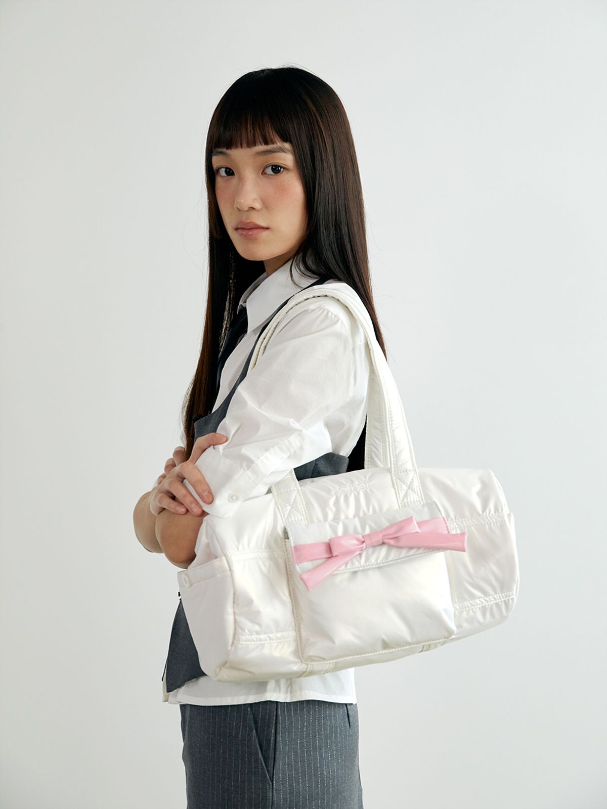 네프네프(NEFNEF) glossy ribbon duffle bag_white