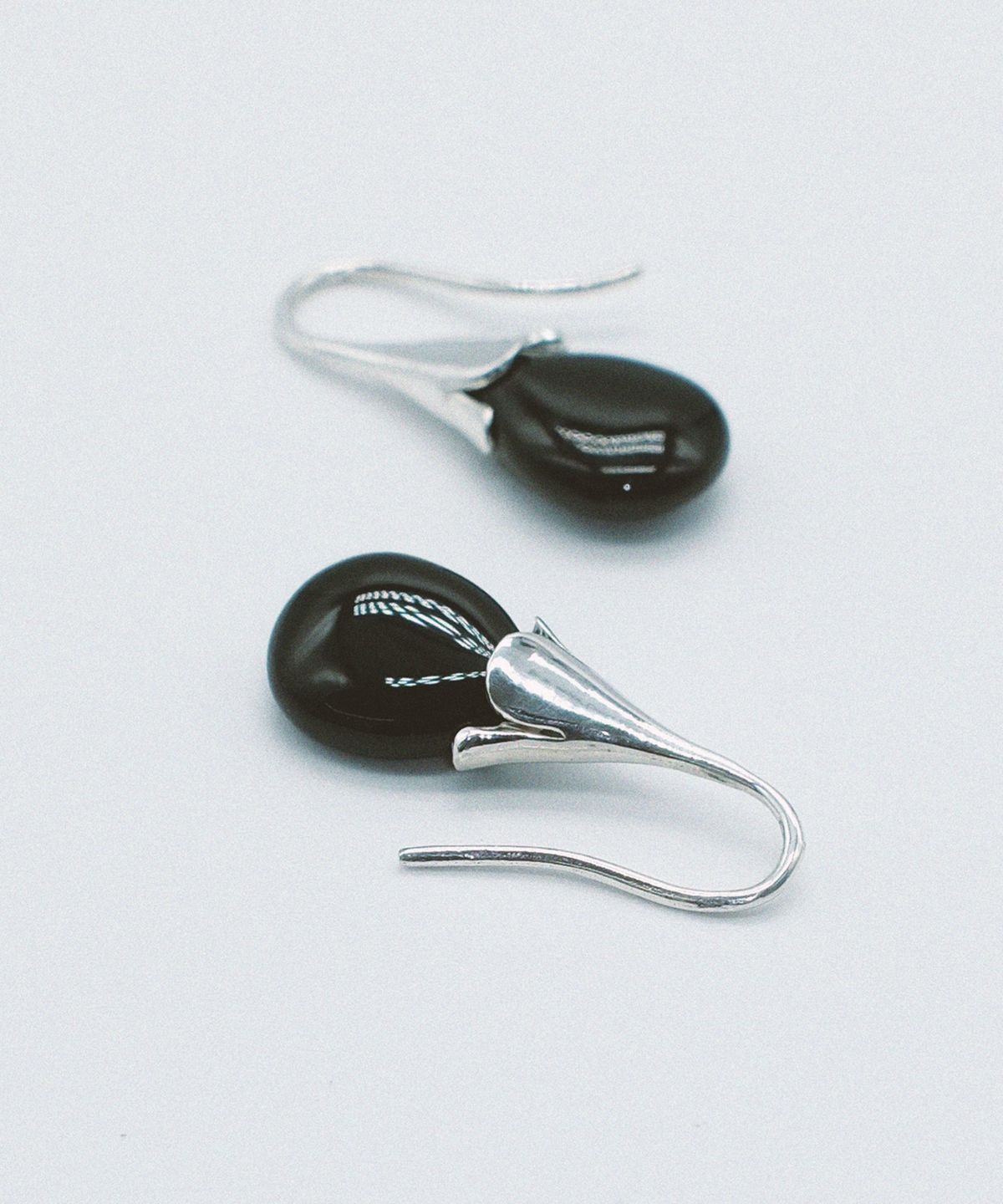 마르타(MARTA) 925 silver. Pebble earring_Blackbean