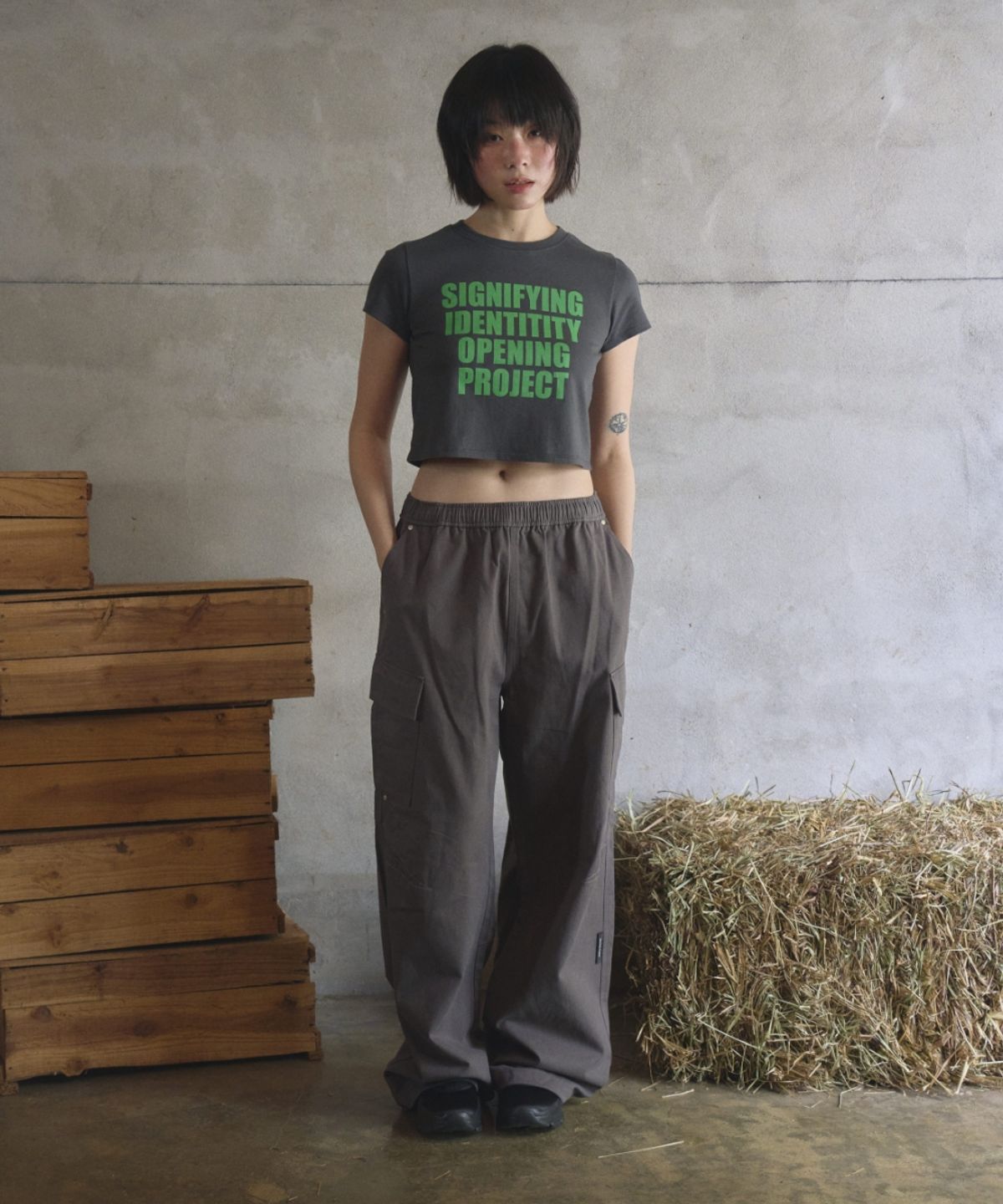 오프닝프로젝트(OPENING PROJECT) W Signifying Cropped T Shirt - Charcoal