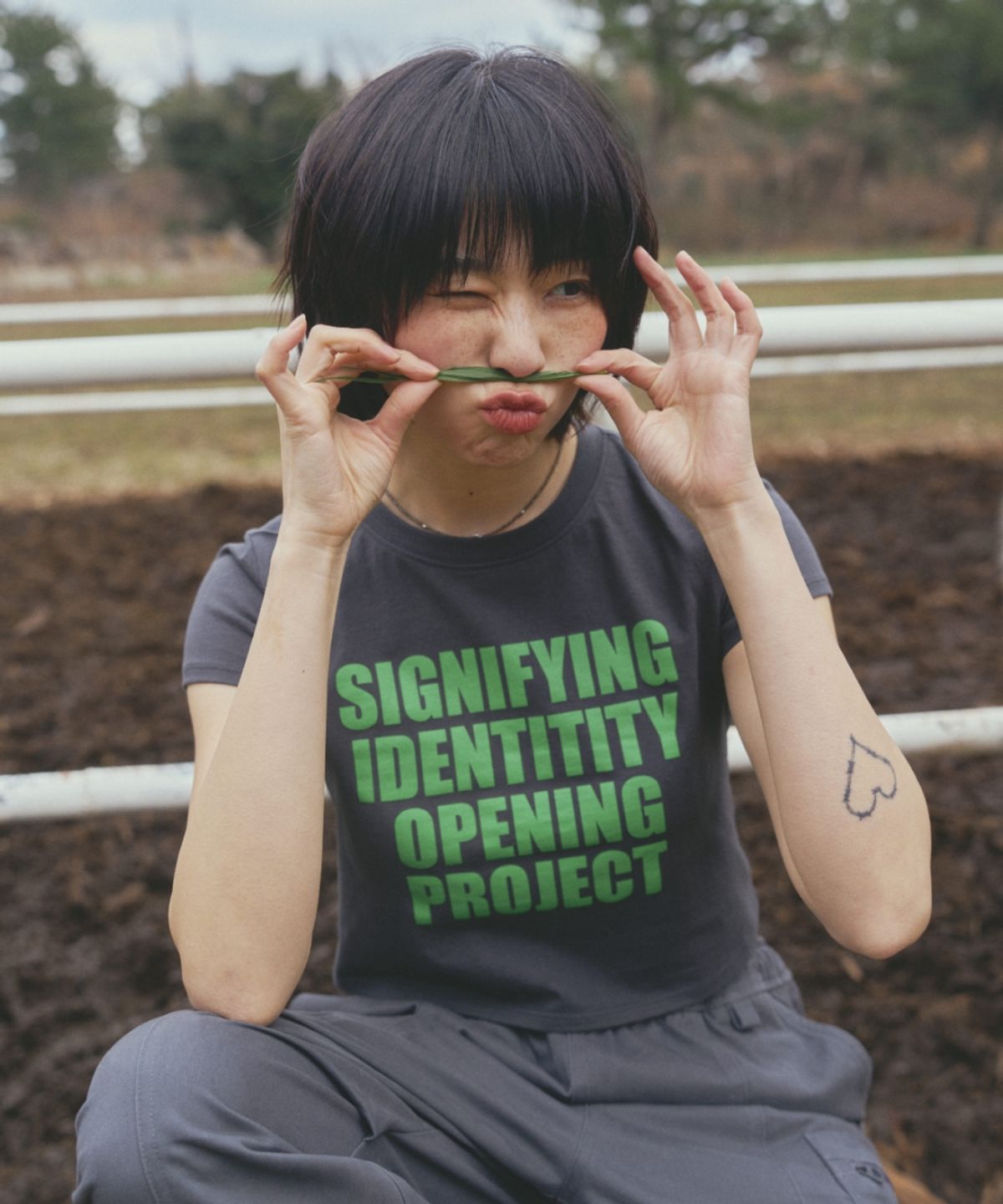 오프닝프로젝트(OPENING PROJECT) W Signifying Cropped T Shirt - Charcoal
