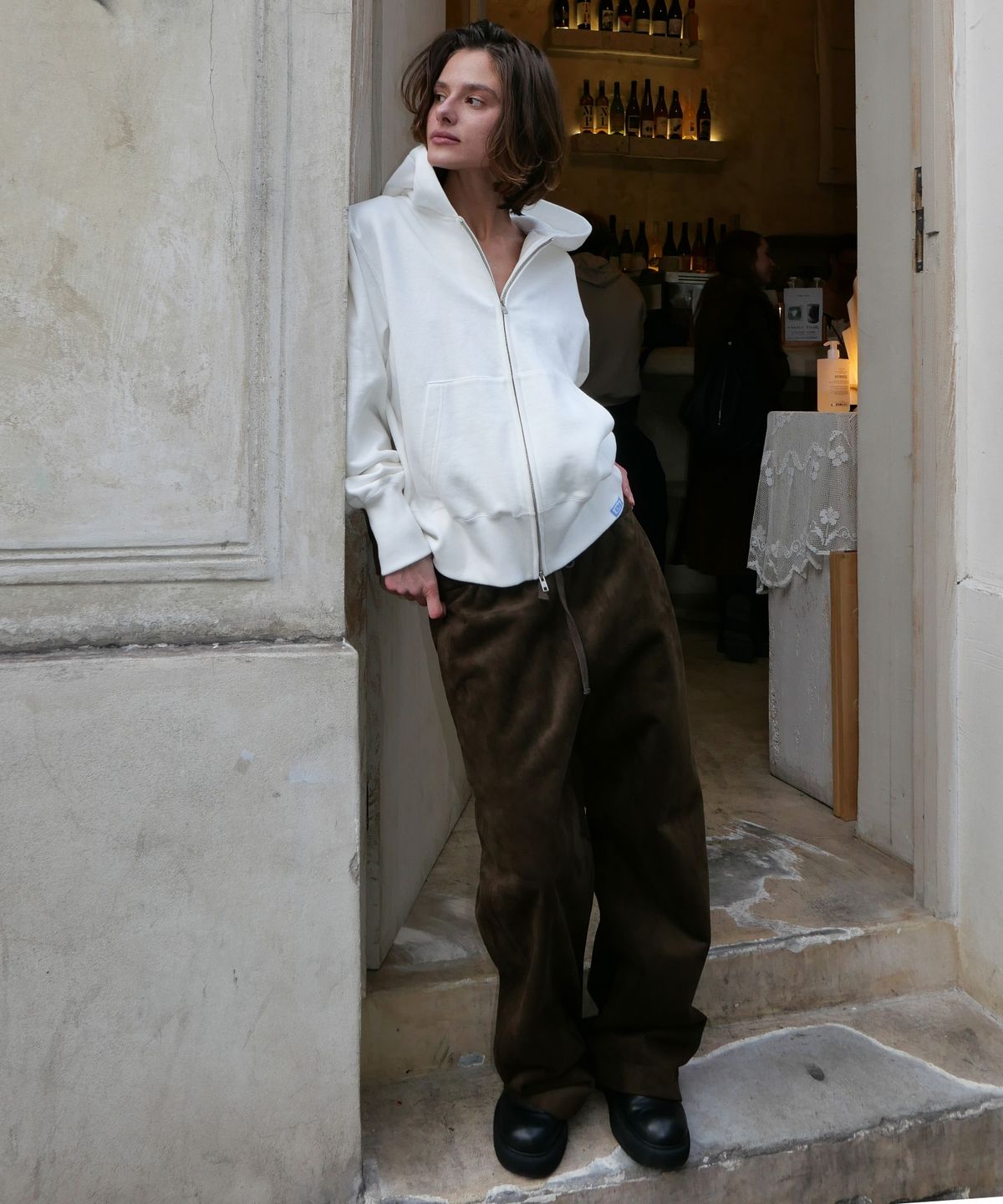 이알에이(ERA) UNISEX SUEDE EFFECT TRACK PANTS - BROWN