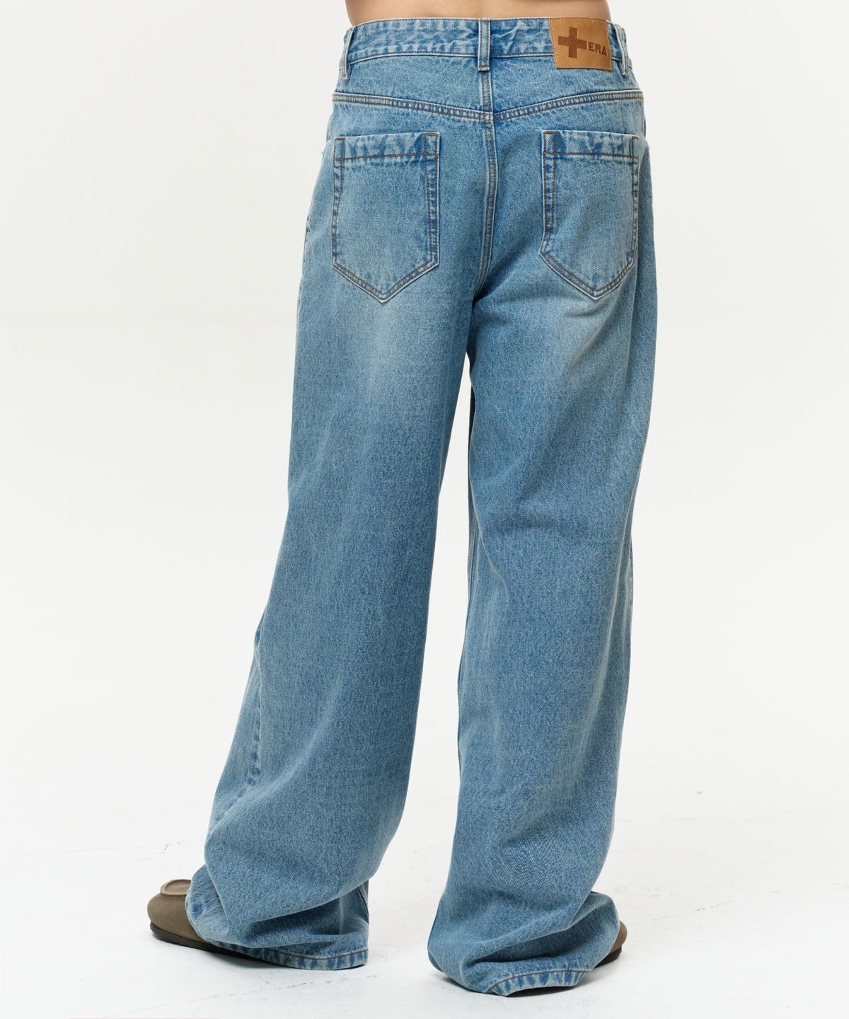 이알에이(ERA) MEN ERA WIDE FIT DENIM PANTS - LIGHT BLUE