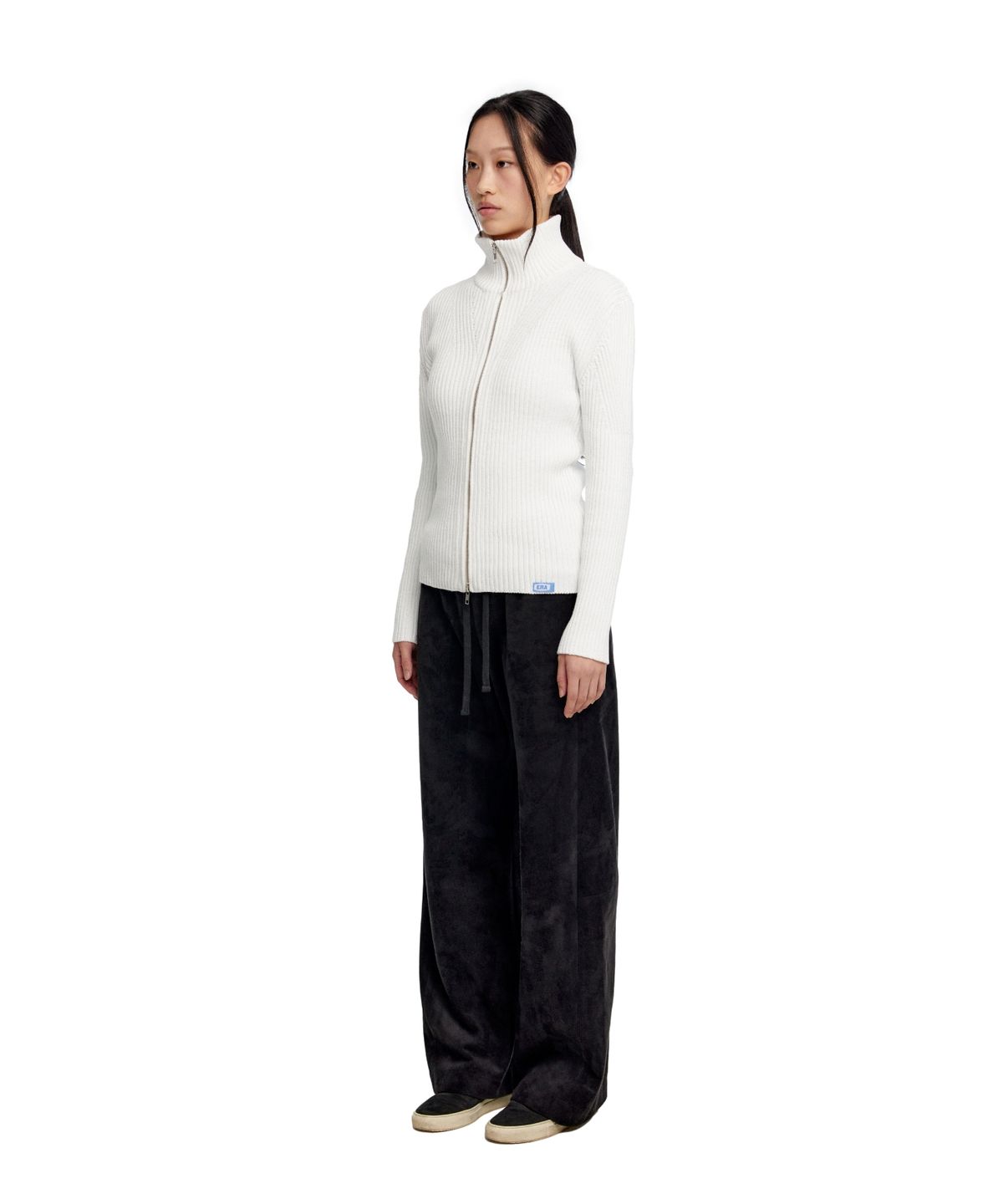 이알에이(ERA) WOMEN SLIM-FIT ZIP-UP SWEATER - WHITE