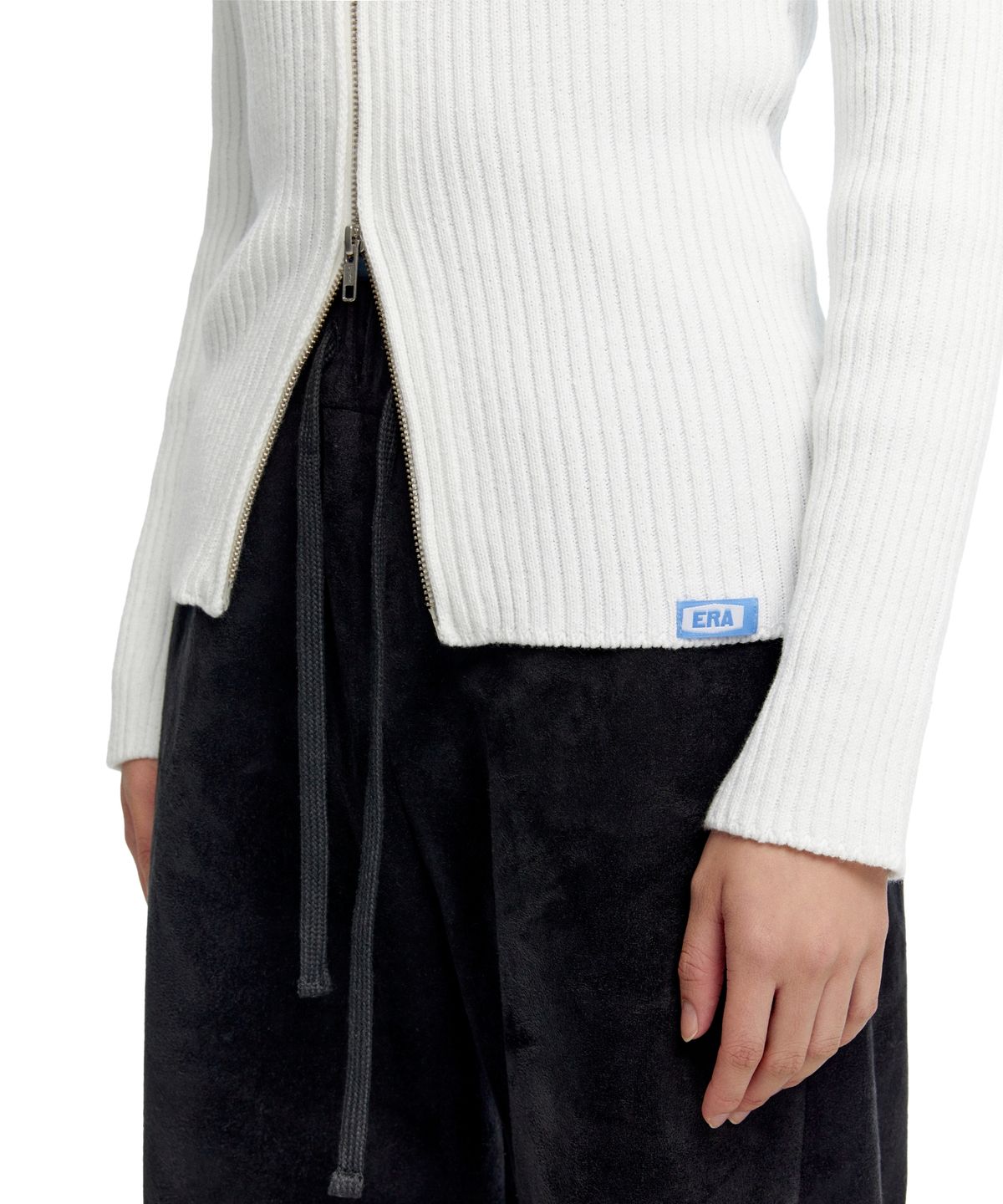 이알에이(ERA) WOMEN SLIM-FIT ZIP-UP SWEATER - WHITE