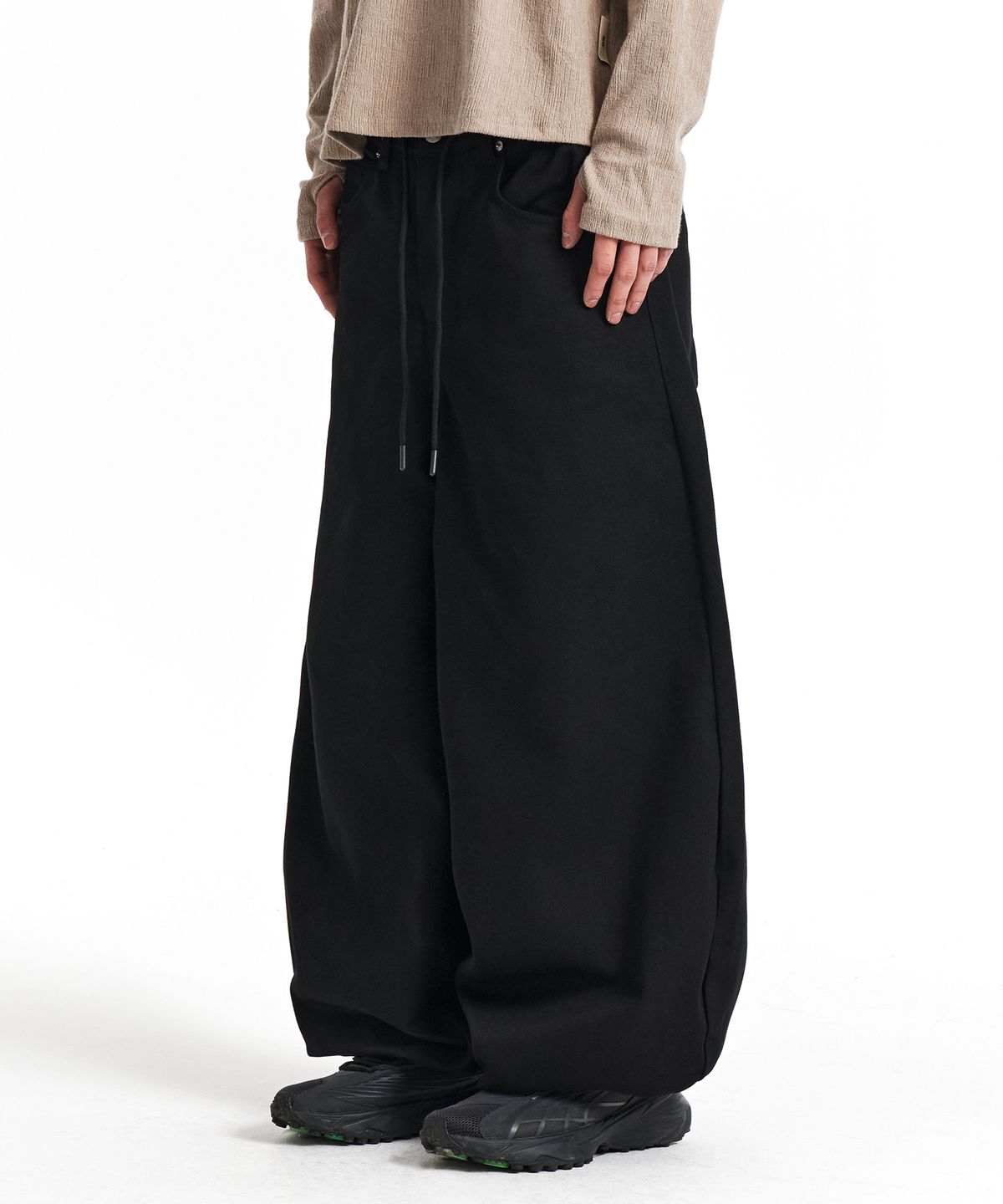 기철(KICHUL) STURDY BALLOON PANTS (BLACK)