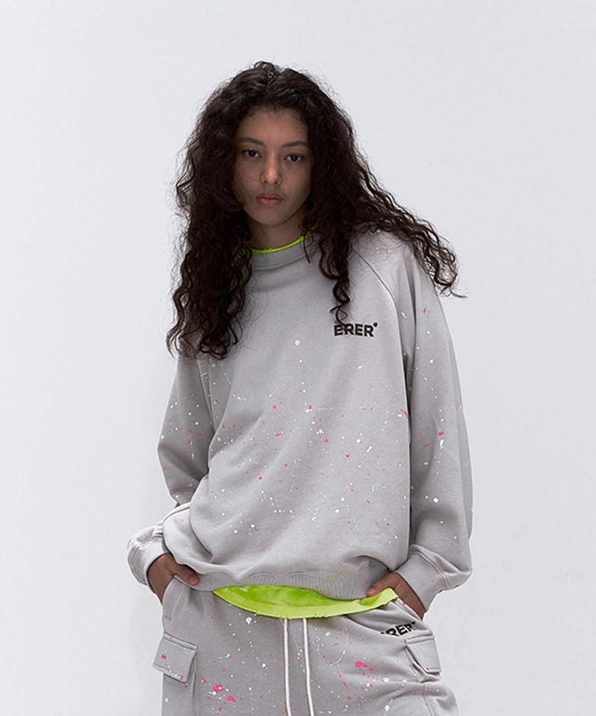 에르에르(ERER) [UN] Painting Brushstroke Sweatshirt Beige
