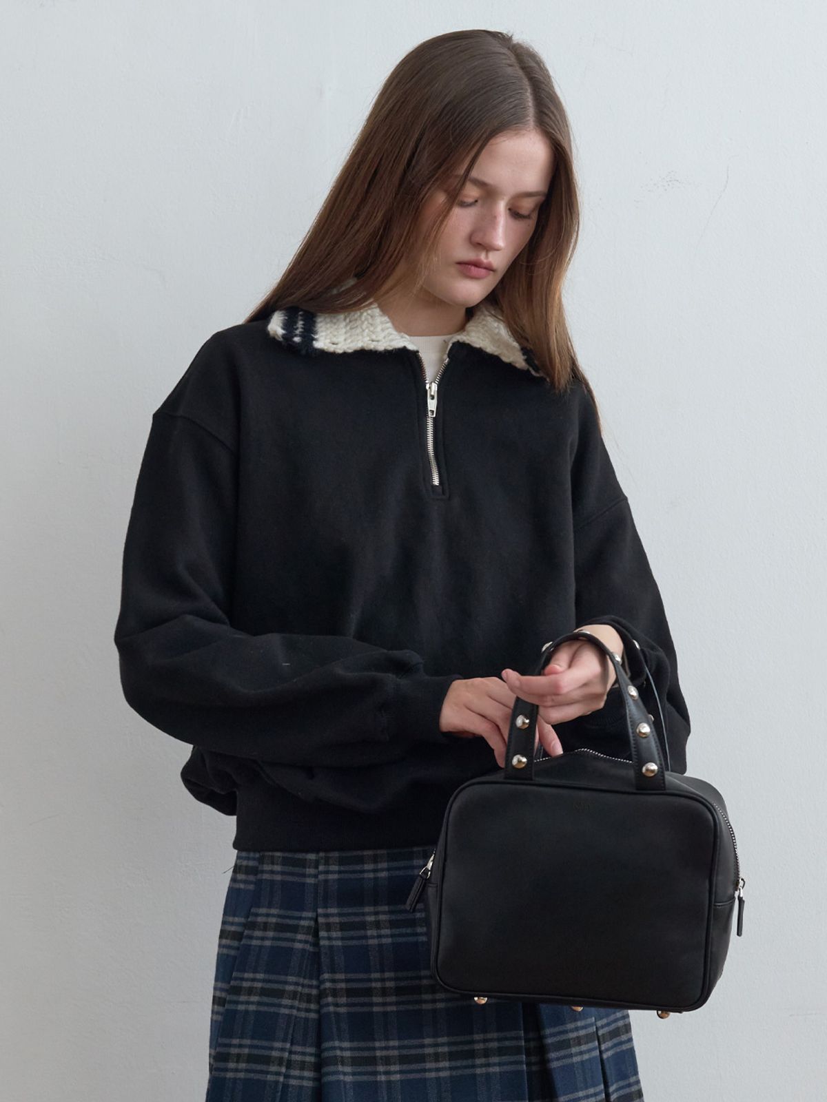 기준(KIJUN) Frame Stud Bag Black