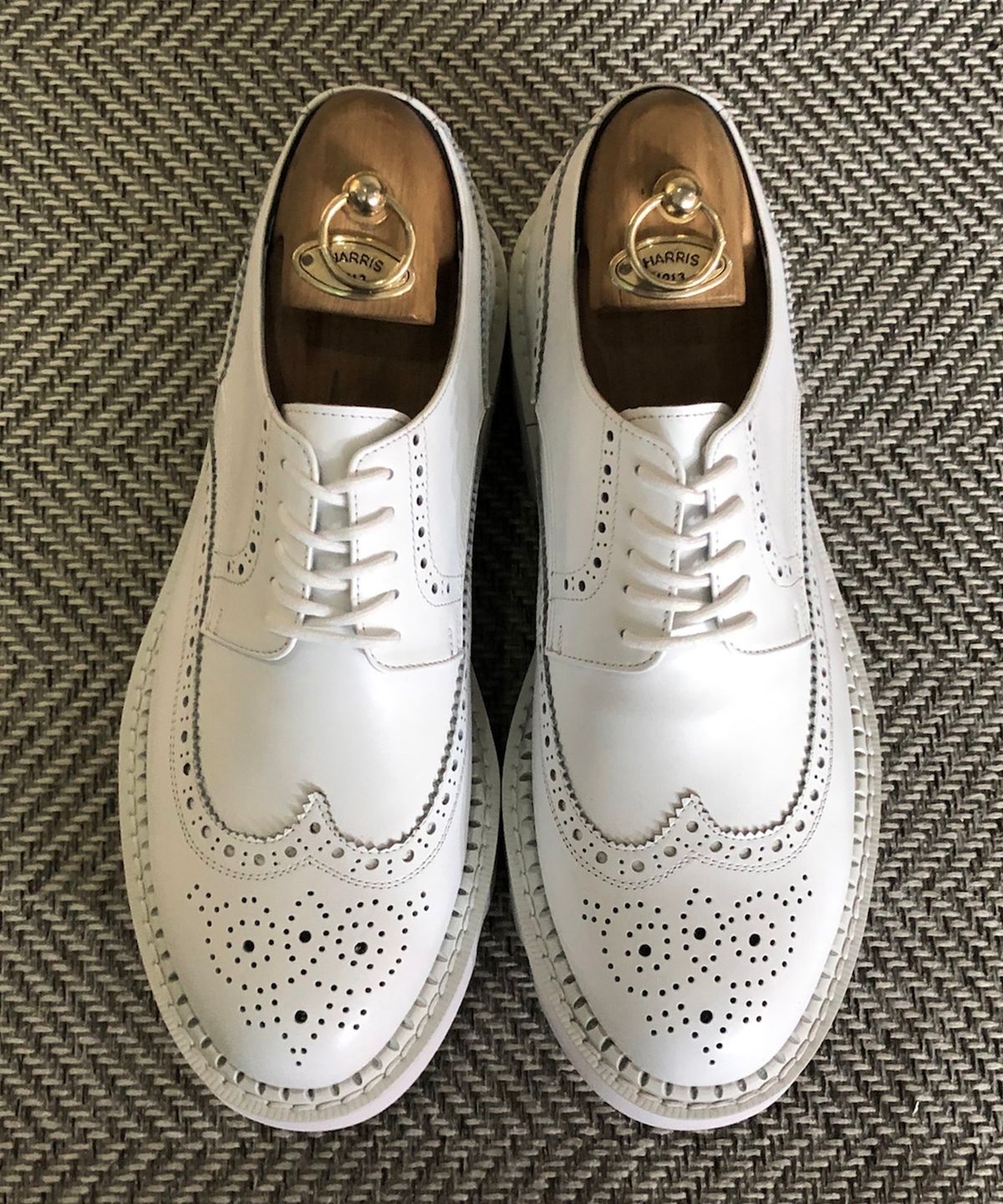 조앤슈(JOENSHOE) 로얄 윙팁 브로깅 워커 화이트