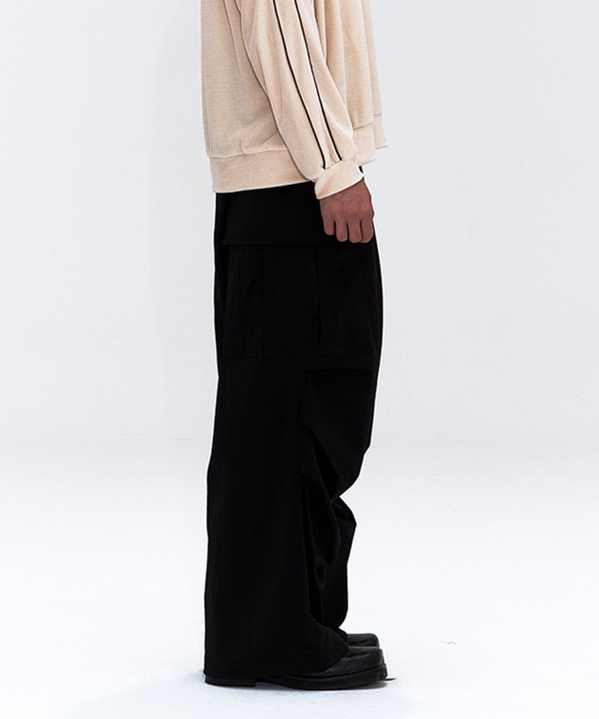 에르에르(ERER) [UN] Lightweight Nylon Carpenter Pants Black