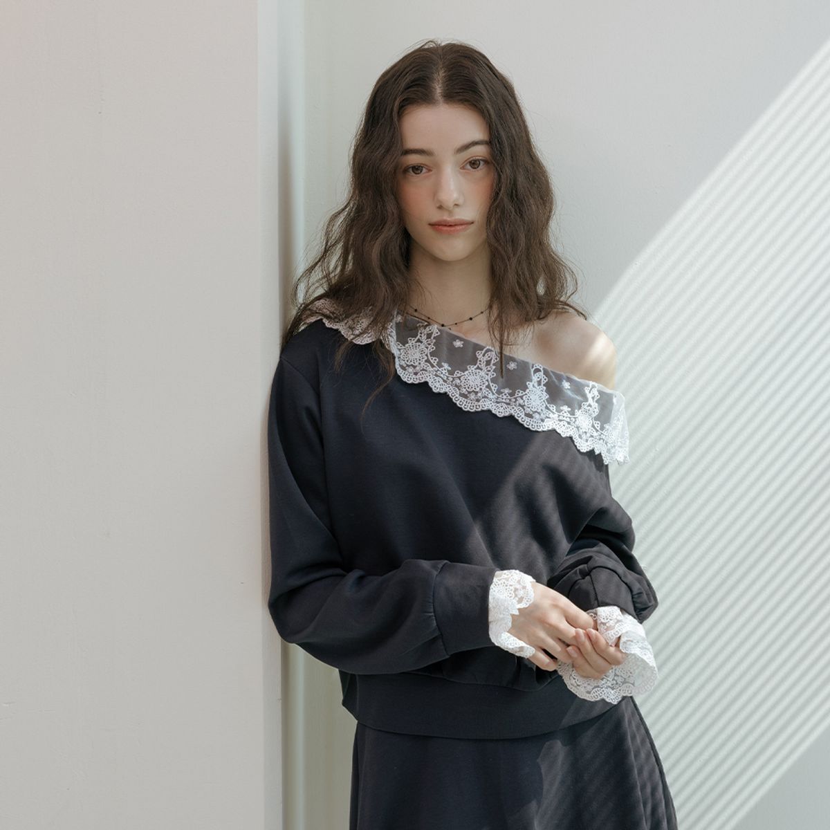 에이앤레이(AEIREI) AR_Off shoulder lace sweatshirt and skirt set_NAVY